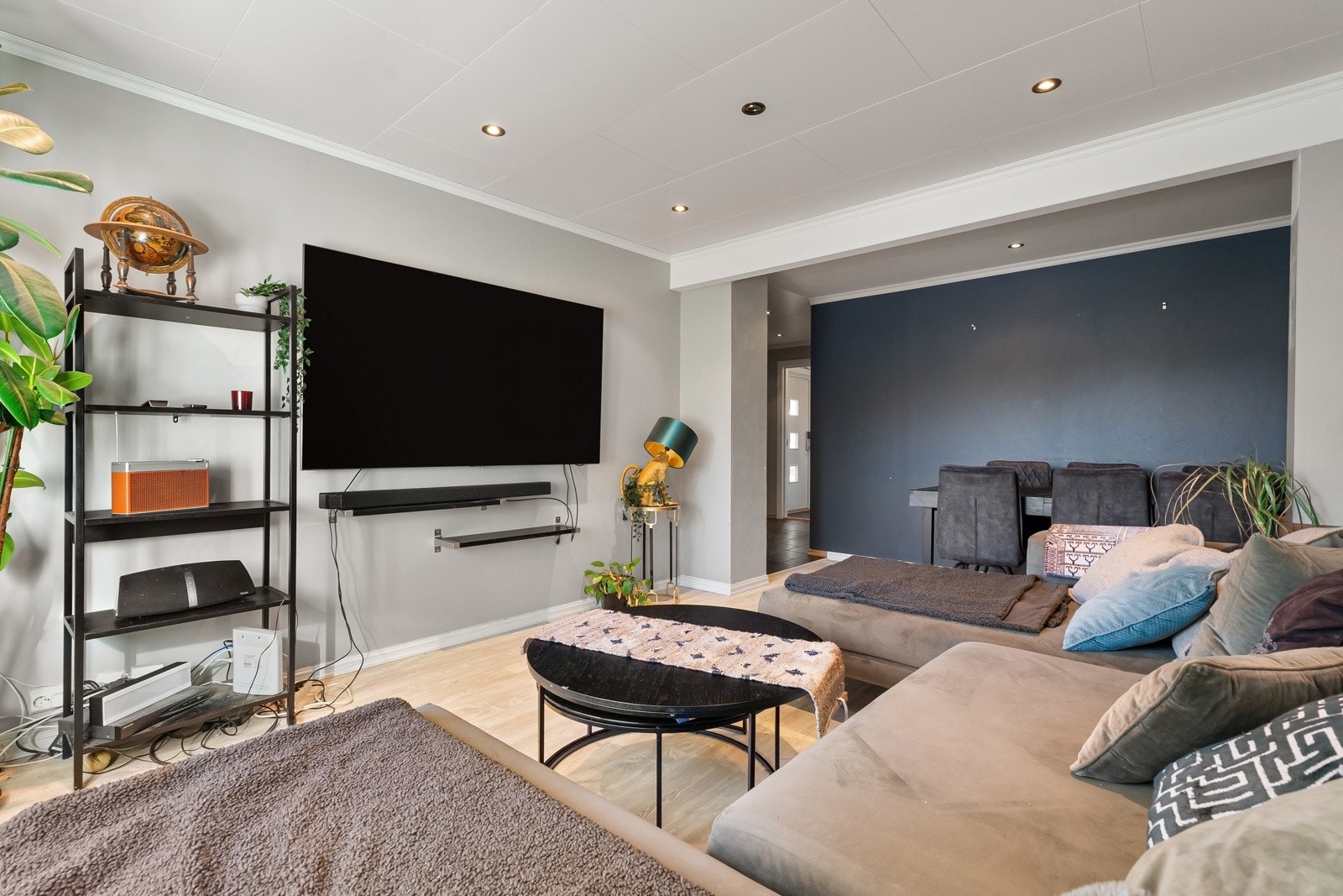 Stuen har plass til alt det en trenger og har en kvadratisk form. Dette er en møbleringsvennlig stue med plass til flere møbleringssoner uten at det går utover gulvarealet. Galleribilde