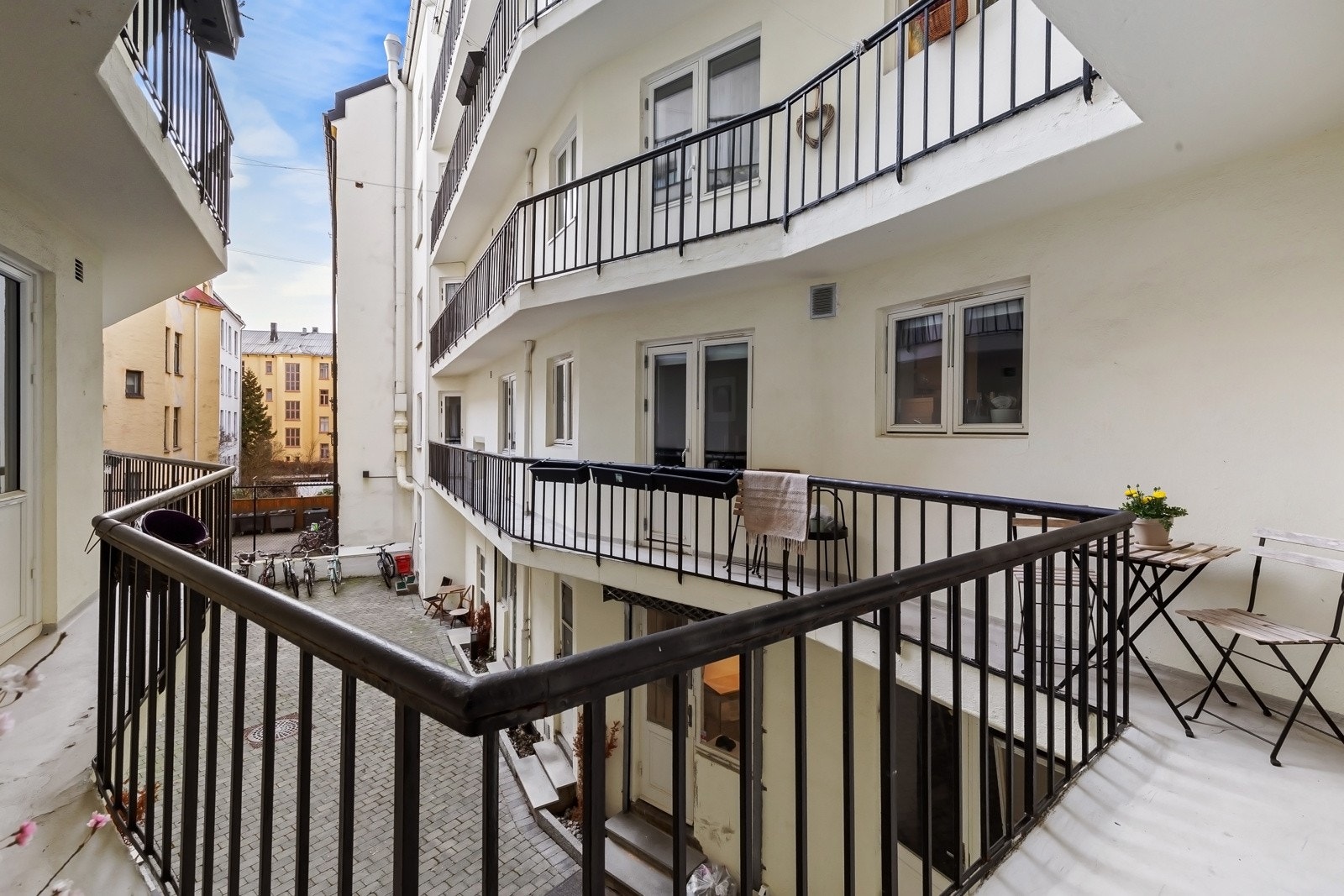 Beboerne har en hyggelig felles brann balkong mot den rolige bakgården. Galleribilde