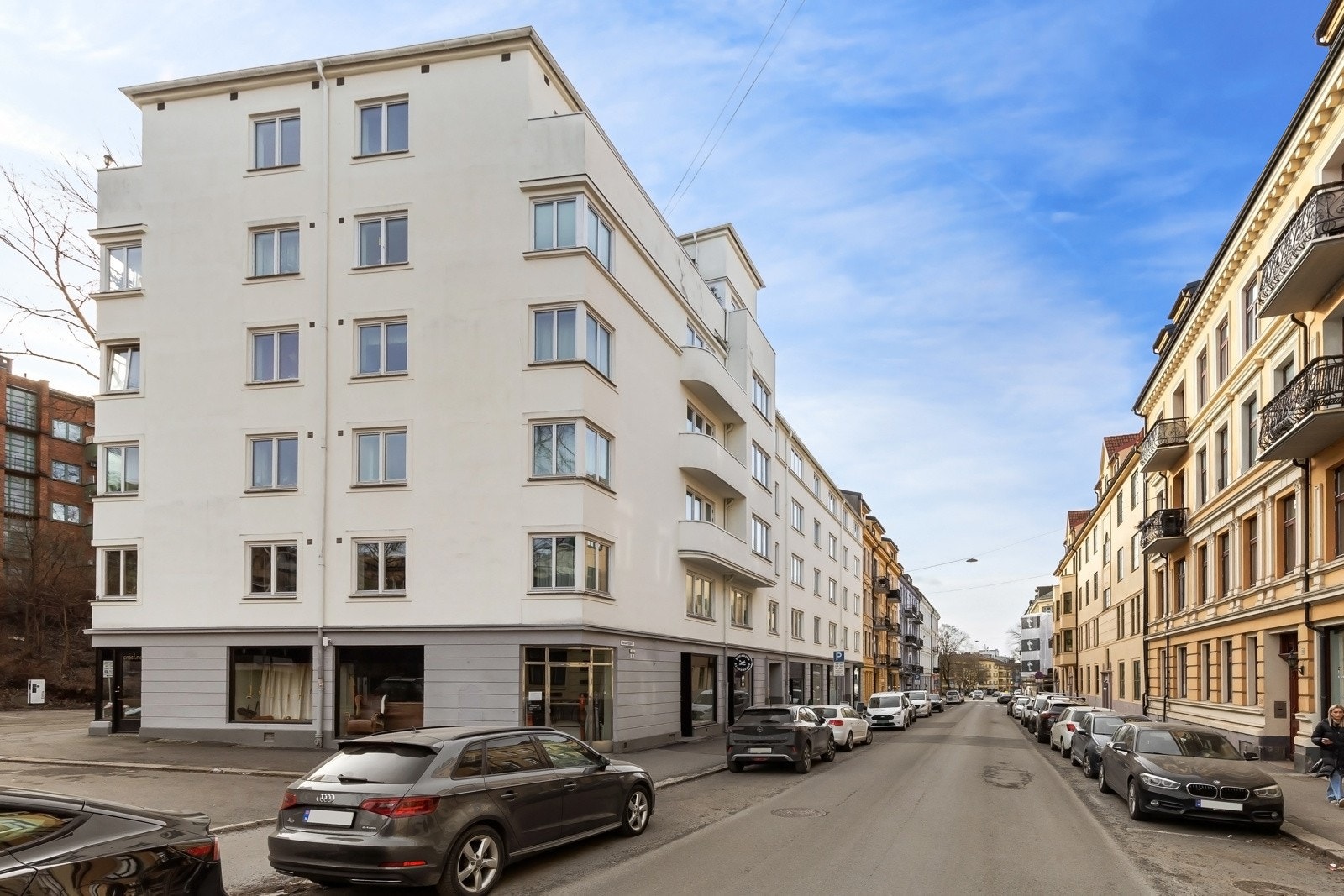 Meget sentral og skjermet beliggenhet ved Vestkanttorget. Gangavstand til et yrende restaurant- og kaféliv, samt en rekke forretninger og servicetilbud. Området er omkranset av flere parker og grøntområder. Galleribilde