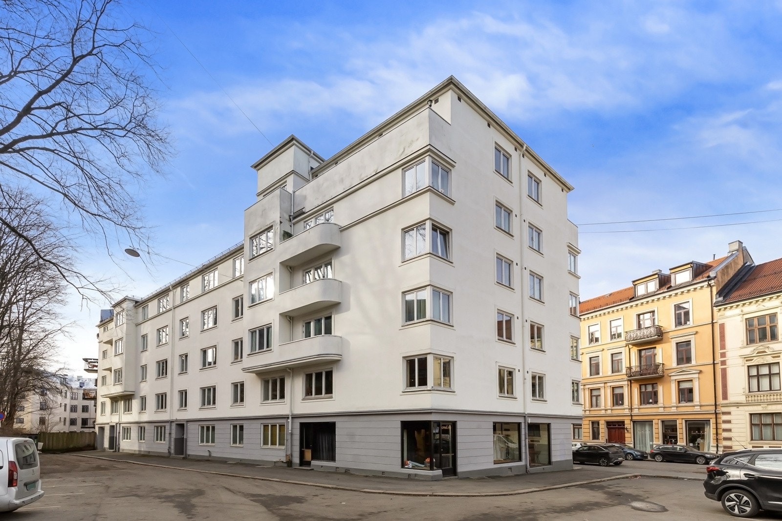Inngang fra baksiden av den flotte funkisbygården fra 1932. Galleribilde