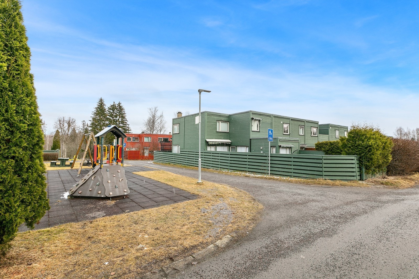 Barnevennlig område med bilfrie internveier og flere lekeplasser og grøntområder Galleribilde