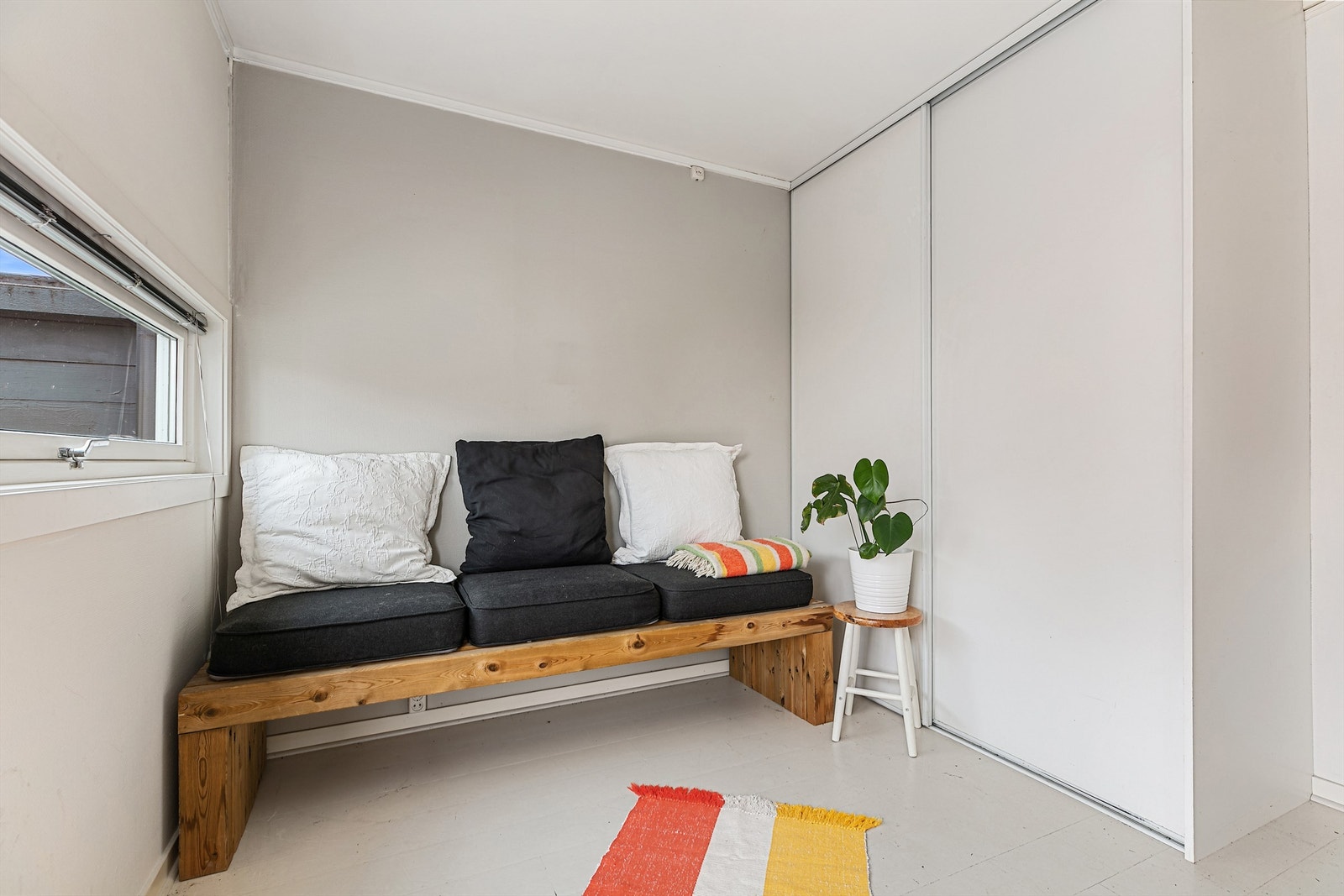 I gangen er det garderobe med skyvedører. Malt tregulv, eller malte vegger og tak Galleribilde
