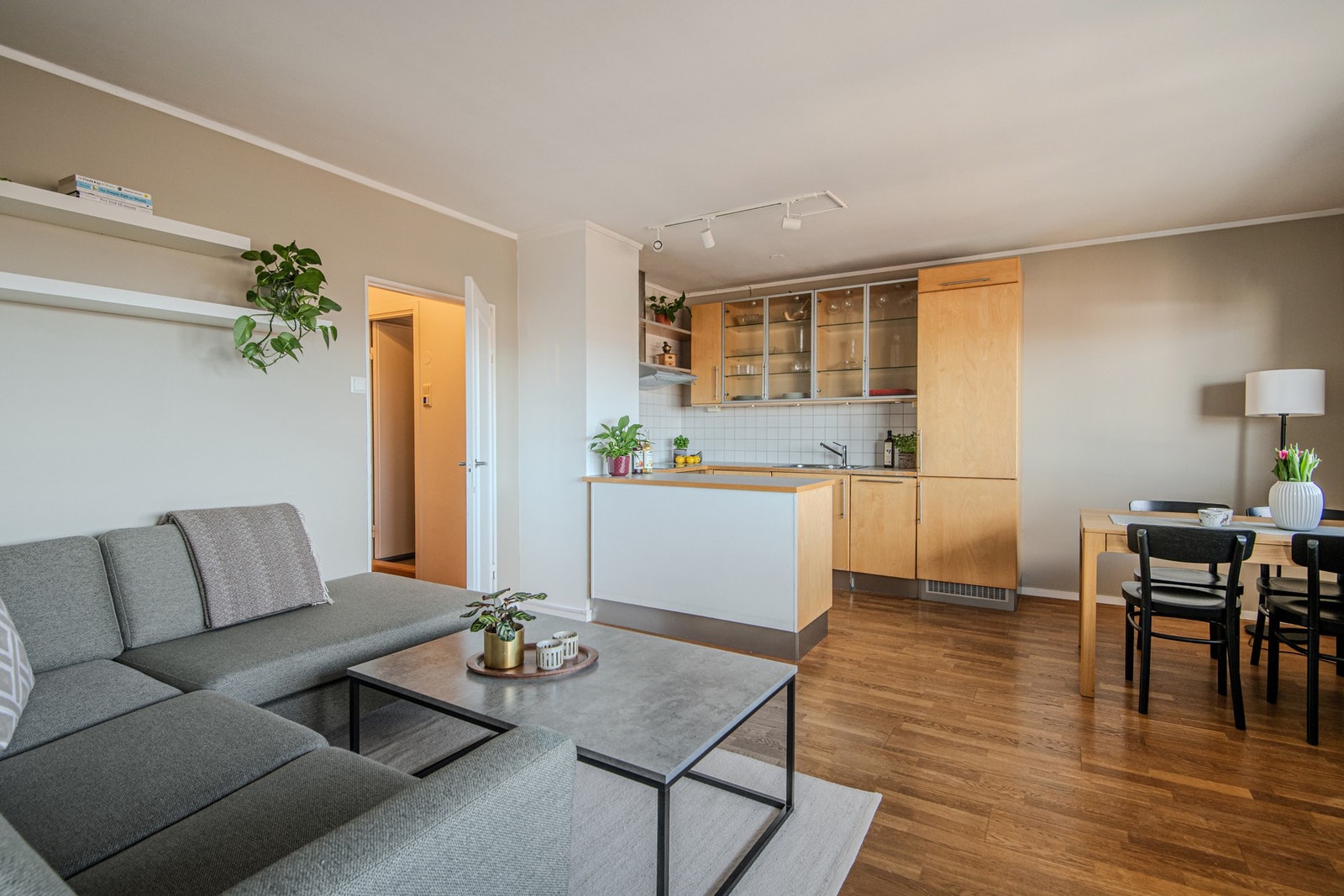 Leiligheten har en moderne og luftig planløsning med en delvis åpen stue- og kjøkkenløsning som skaper en lys og romslig opplevelse. Galleribilde