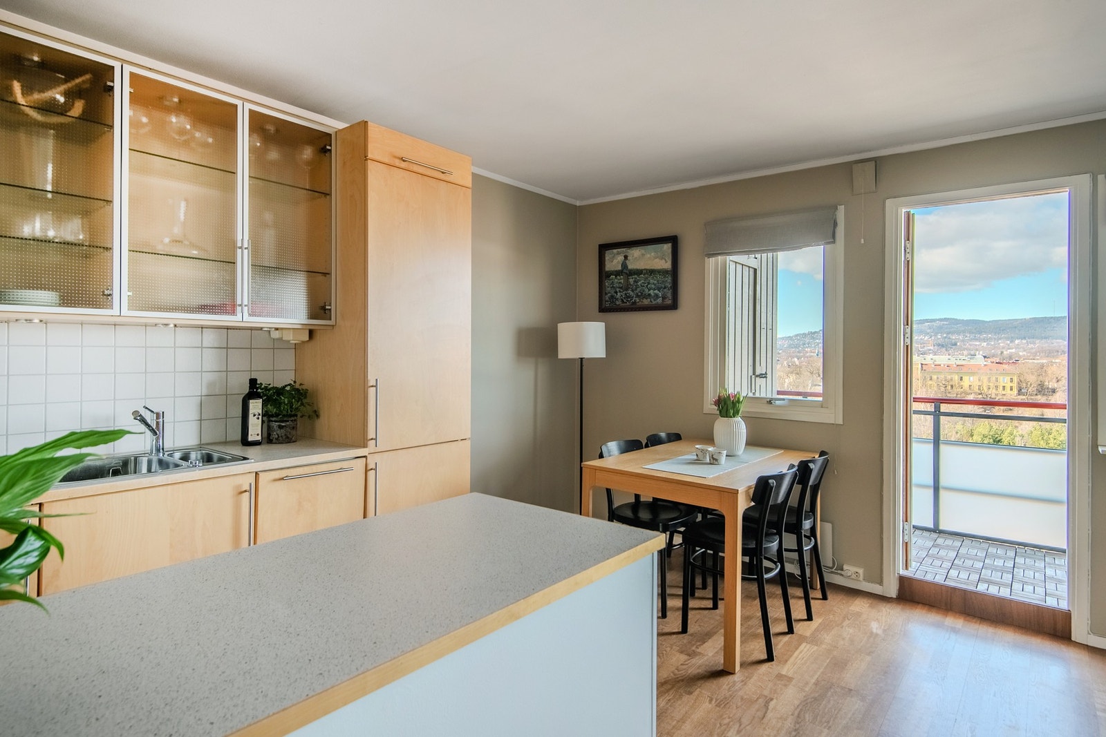 Spisebordet finner sin naturlige plass foran vinduet. Galleribilde