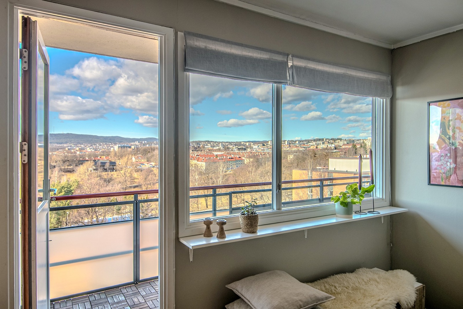 Utgang til balkongen fra stuen. Galleribilde