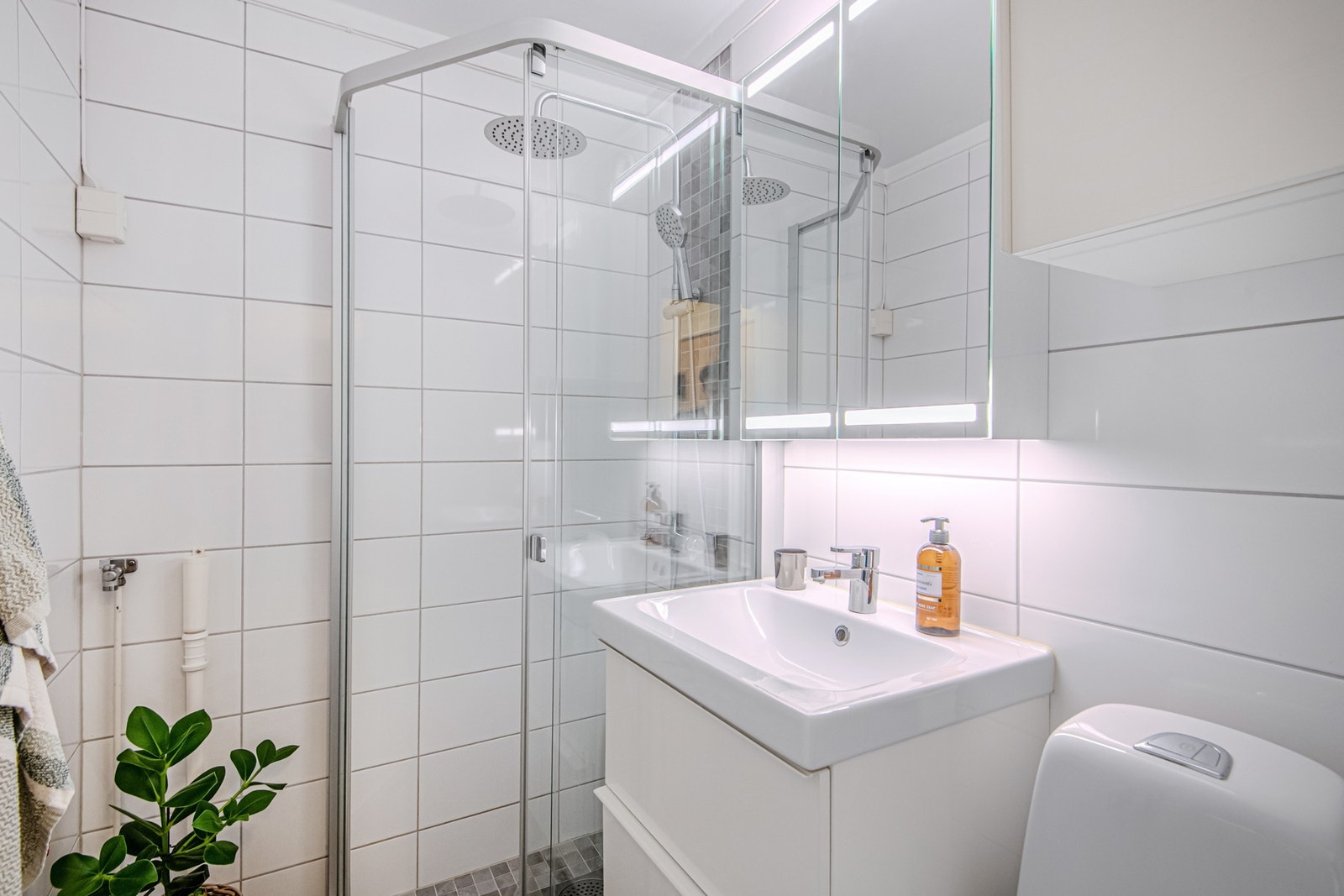 Badet, modernisert i 2018, har en stilren og funksjonell utforming med tidløse materialvalg. Galleribilde