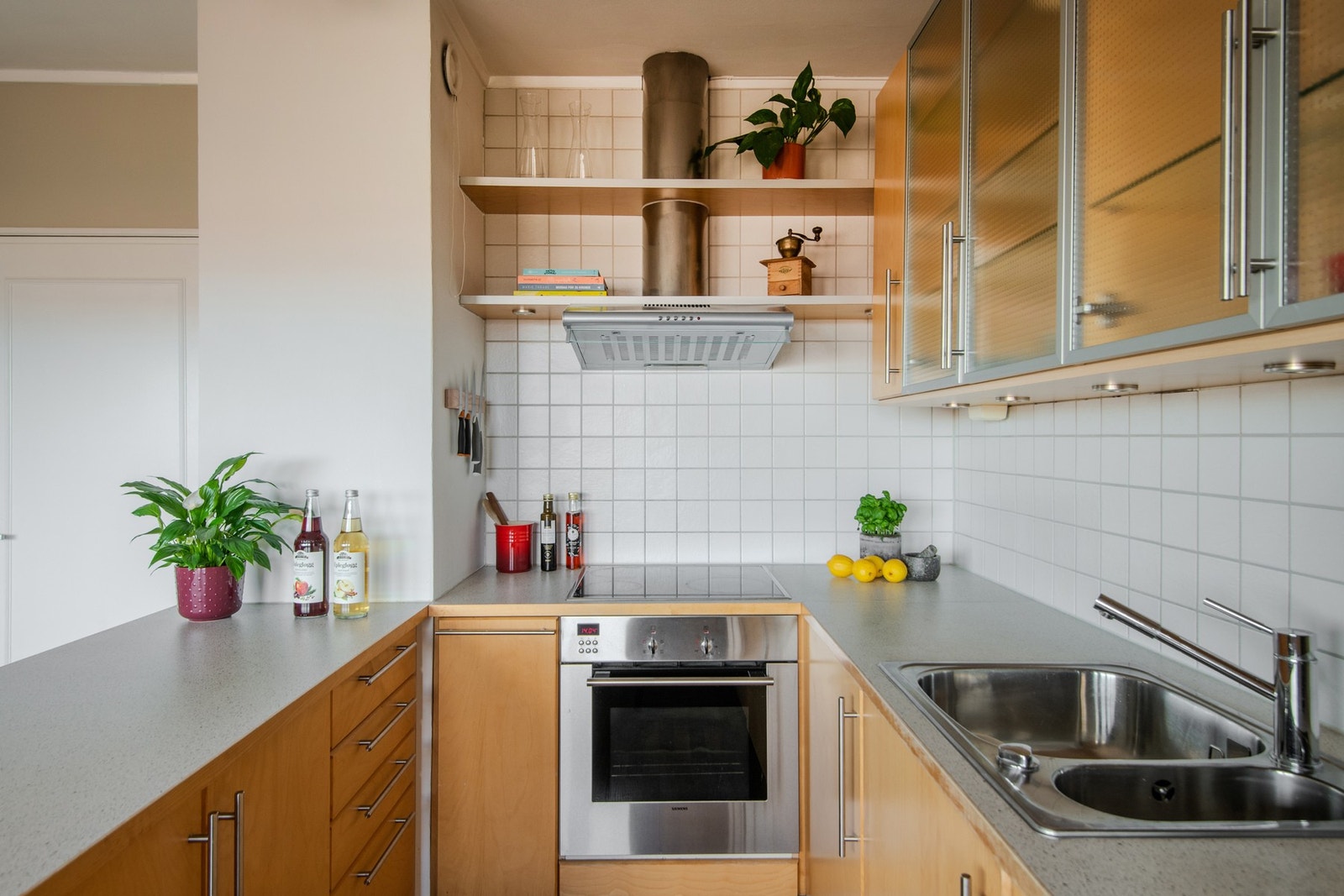 Innredningen er fra HTH og består av glatte fronter og en slitesterk laminatbenkeplate, som gir et tidløst og praktisk uttrykk. Galleribilde