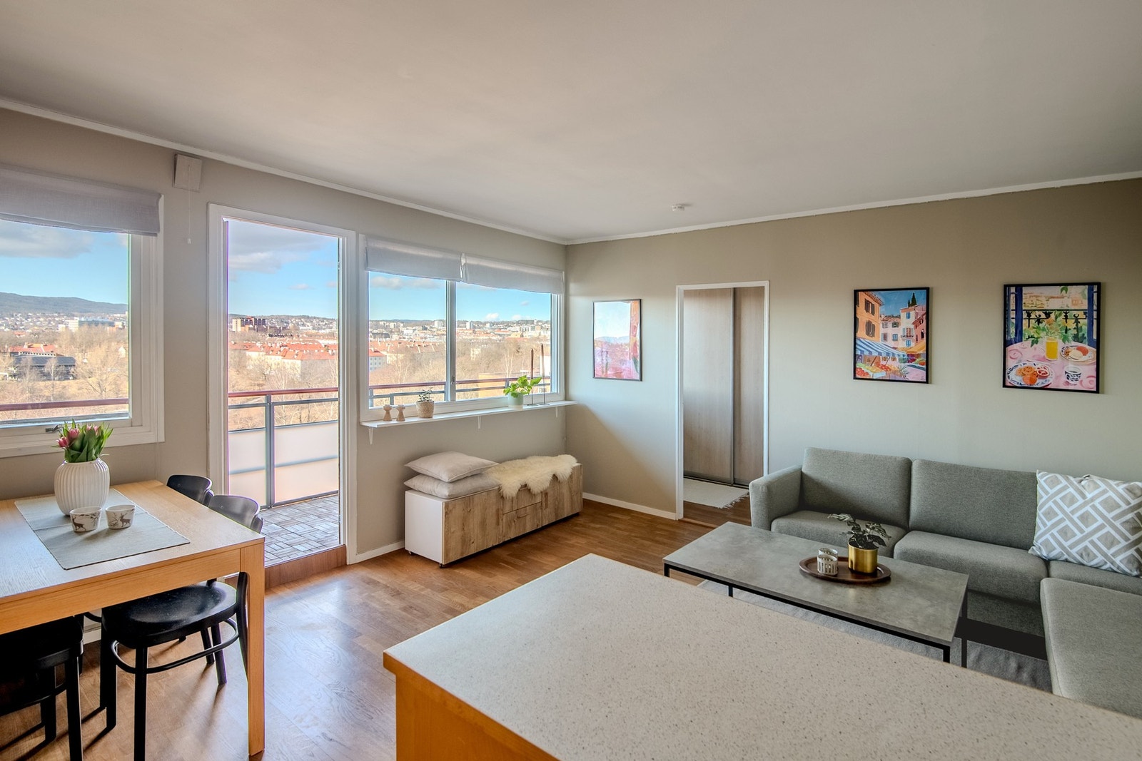 Store vindusflater slipper inn rikelig med dagslys, noe som forsterker boligens innbydende romfølelse. Galleribilde