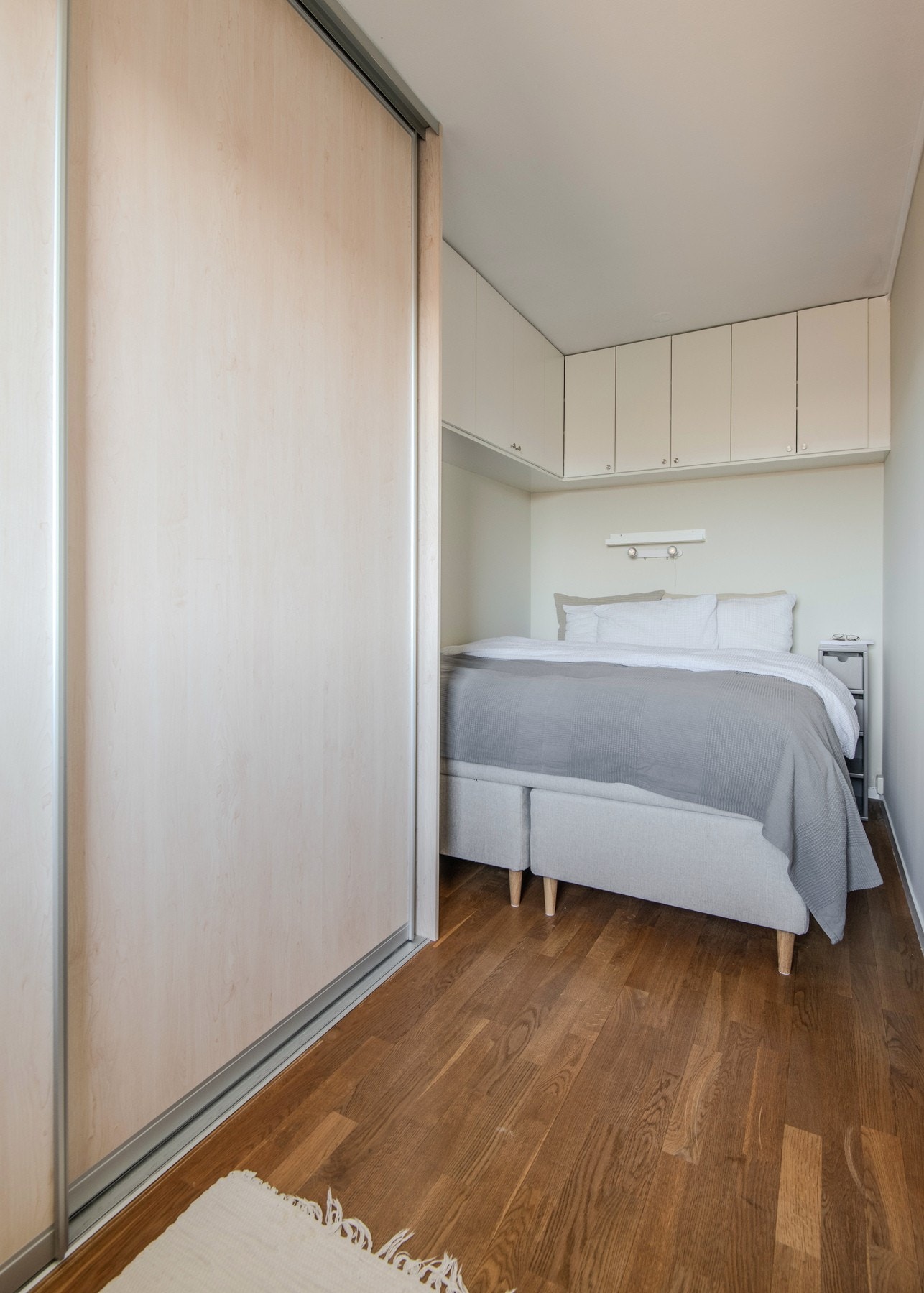 De lysmalte veggene skaper en rolig og behagelig atmosfære, mens det store vinduet slipper inn rikelig med naturlig lys og gir en følelse av luftighet. Galleribilde