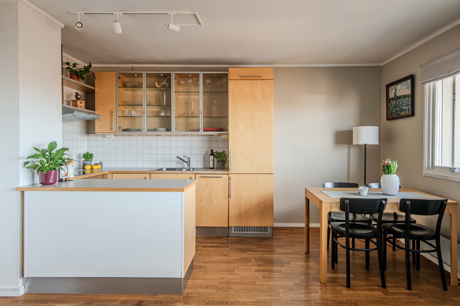 De lyse veggene og gulvene gir et tidløst og stilrent uttrykk. Galleribilde