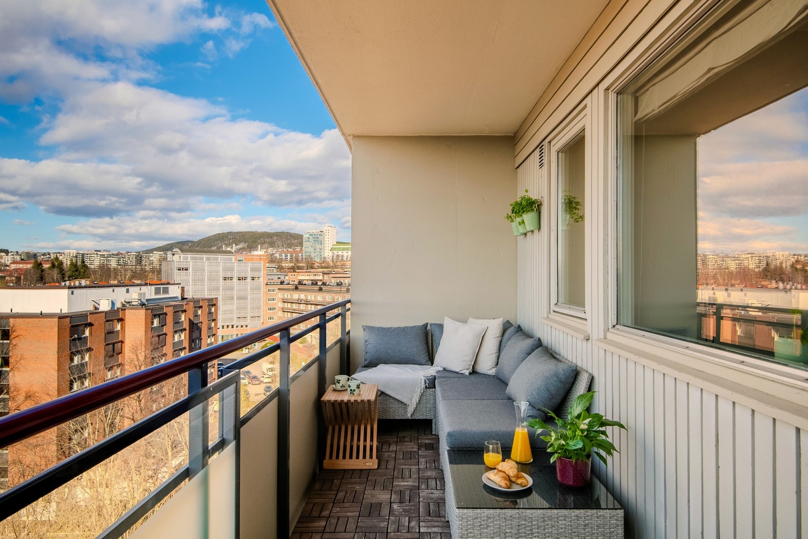 Med en nordvestvendt balkong på hele 9m² kan du nyte solrike ettermiddager og sene sommerkvelder i en skjermet atmosfære, helt uten innsyn. Galleribilde