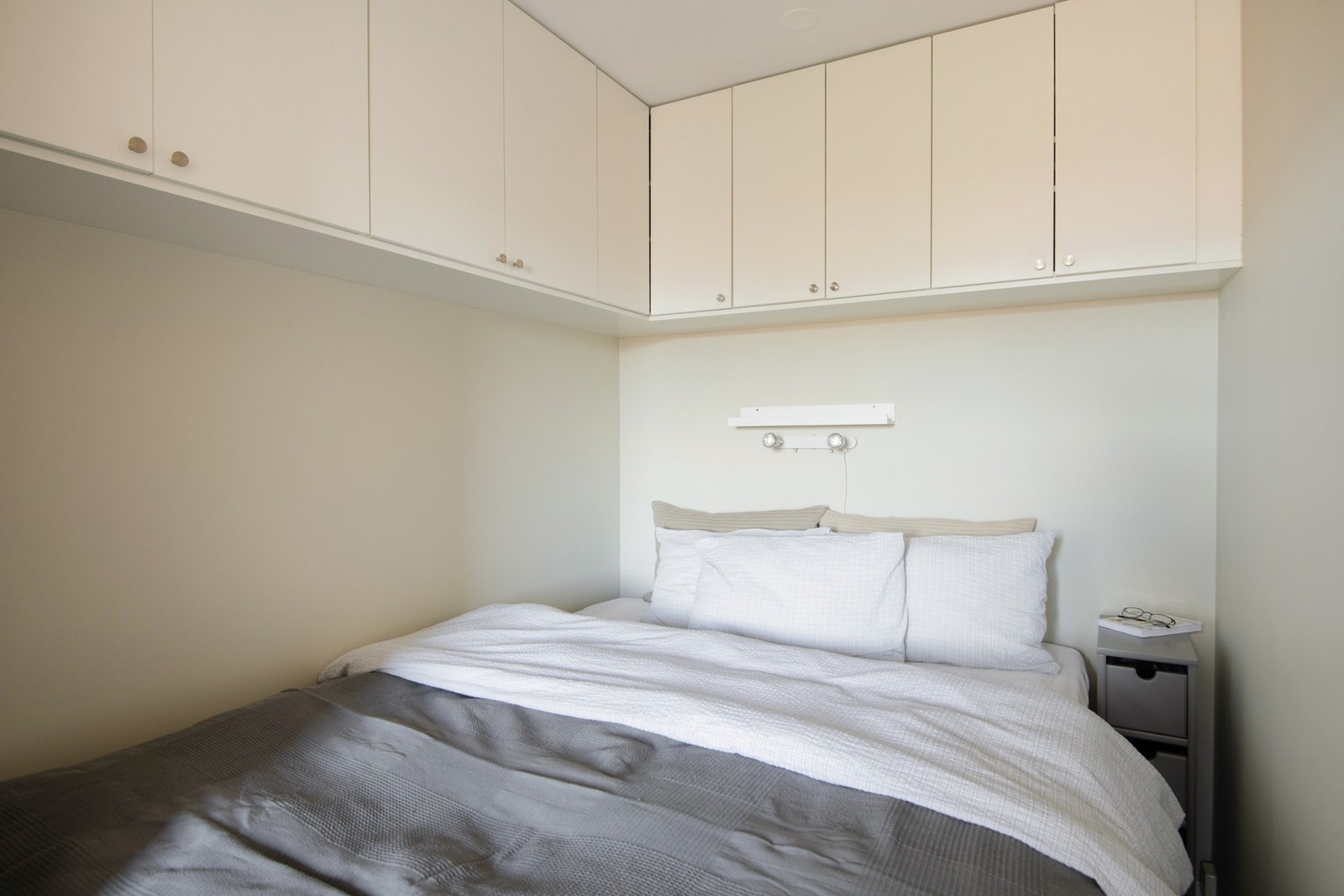 Soverommet i leiligheten er praktisk utformet, med god plass til en dobbeltseng samt garderobeløsninger som utnytter arealet optimalt. Galleribilde