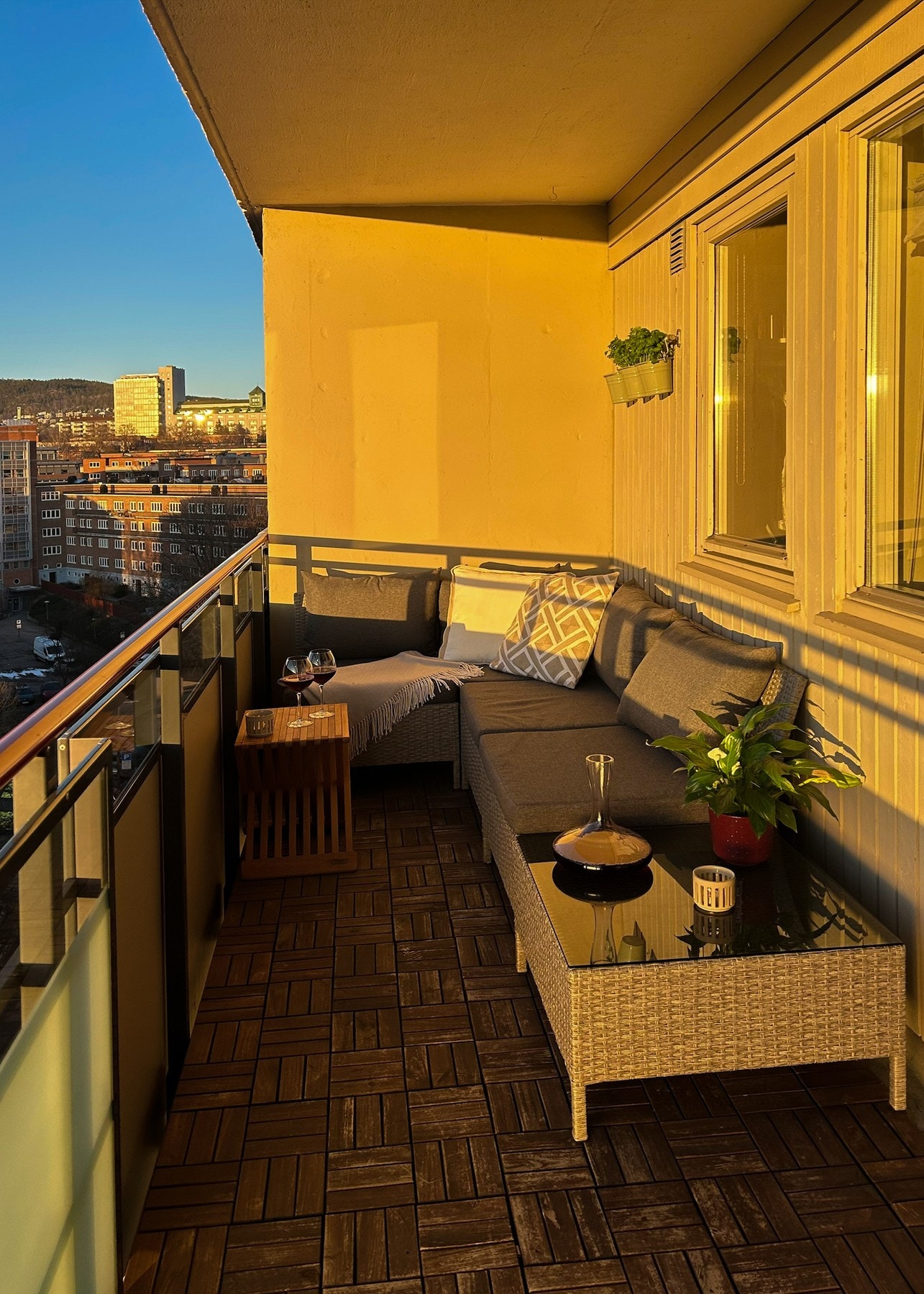 Dette er en uteplass som virkelig løfter bokvaliteten og gir leiligheten det lille ekstra! Galleribilde