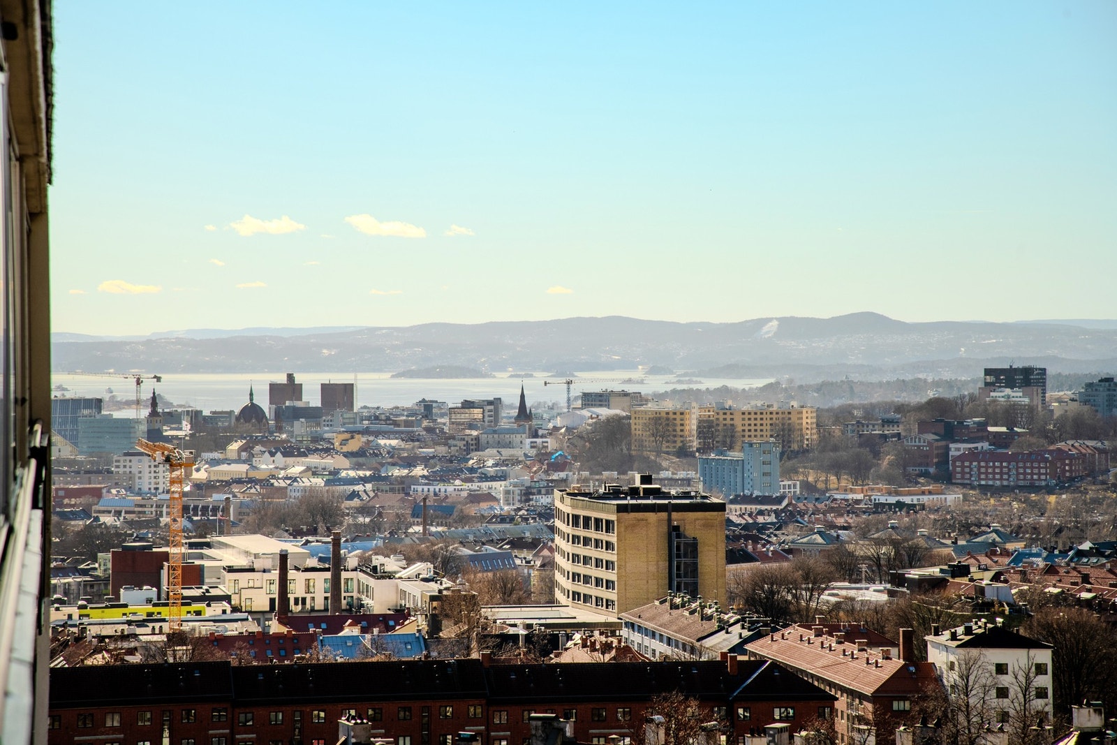 Den vidstrakte utsikten over Oslo skaper en fantastisk atmosfære - enten du starter dagen med en kopp kaffe eller avslutter kvelden med en vakker solnedgang. Galleribilde