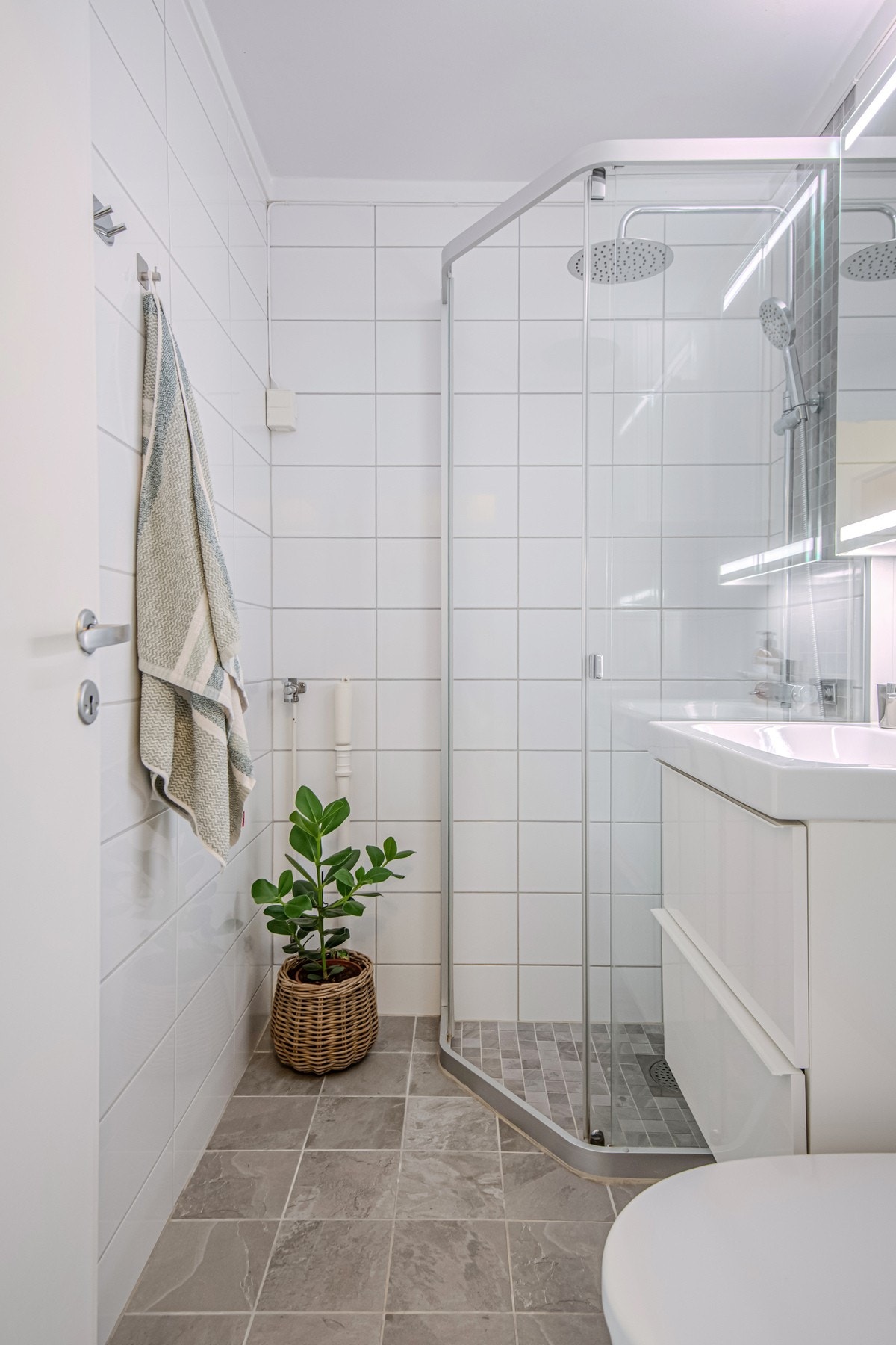 Videre er badet utstyrt med toalett og dusjhjørne. I tillegg har badet opplegg for vaskemaskin. Galleribilde