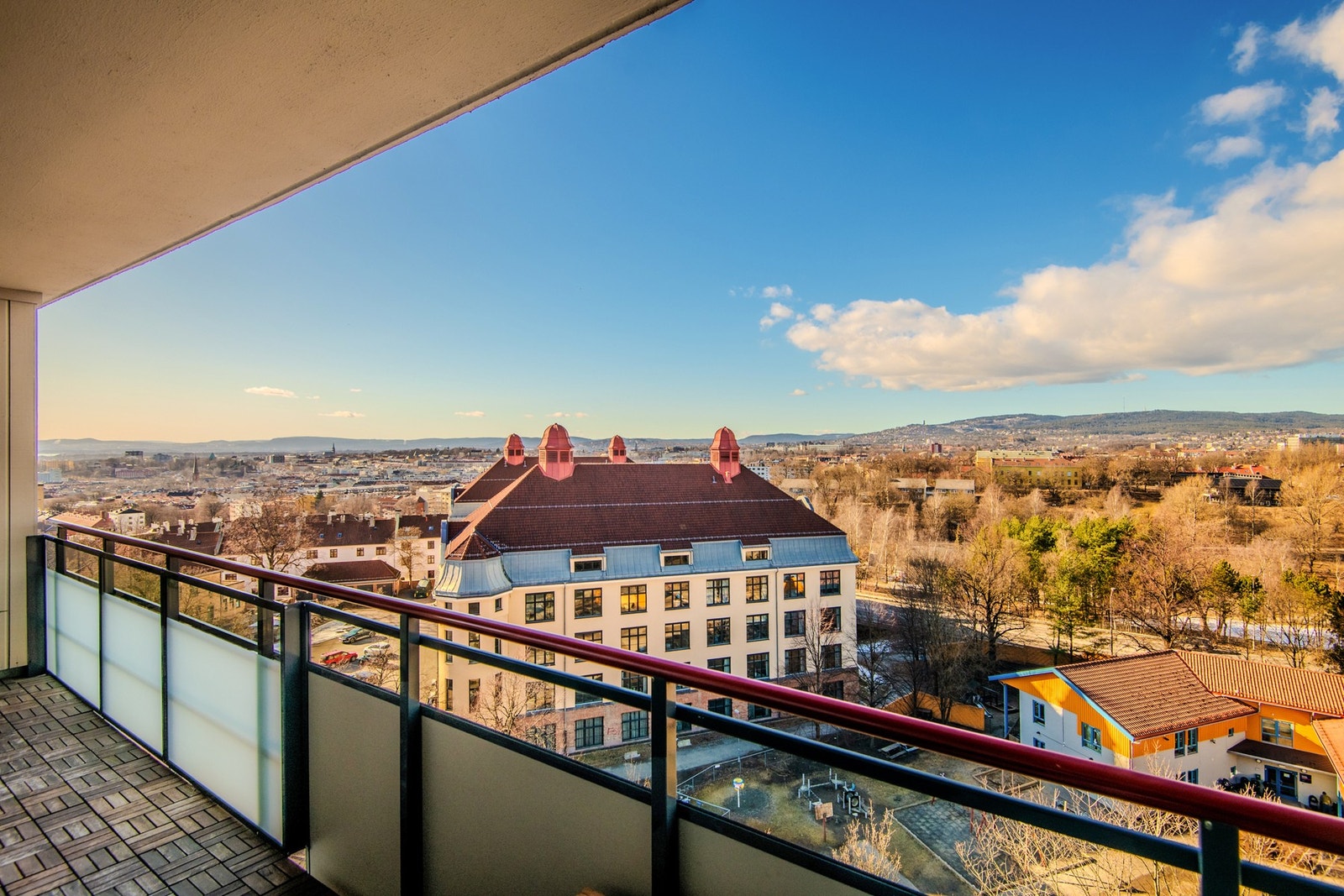 Med fleksible møbleringsmuligheter kan du enkelt tilpasse balkongen etter dine ønsker, enten det er en koselig sofagruppe, spiseplass eller en kombinasjon av begge. Galleribilde