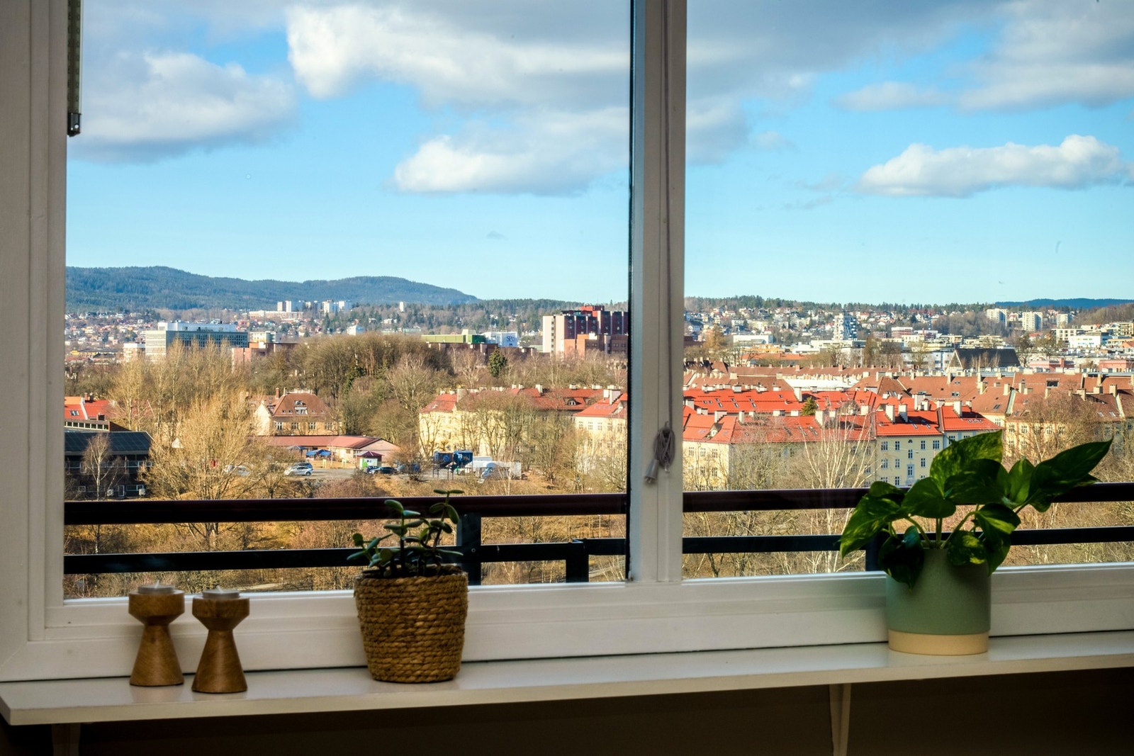 Denne flotte boligen i 10. etasje byr på en spektakulær og vidstrakt utsikt som strekker seg langt utover byens tak. Galleribilde