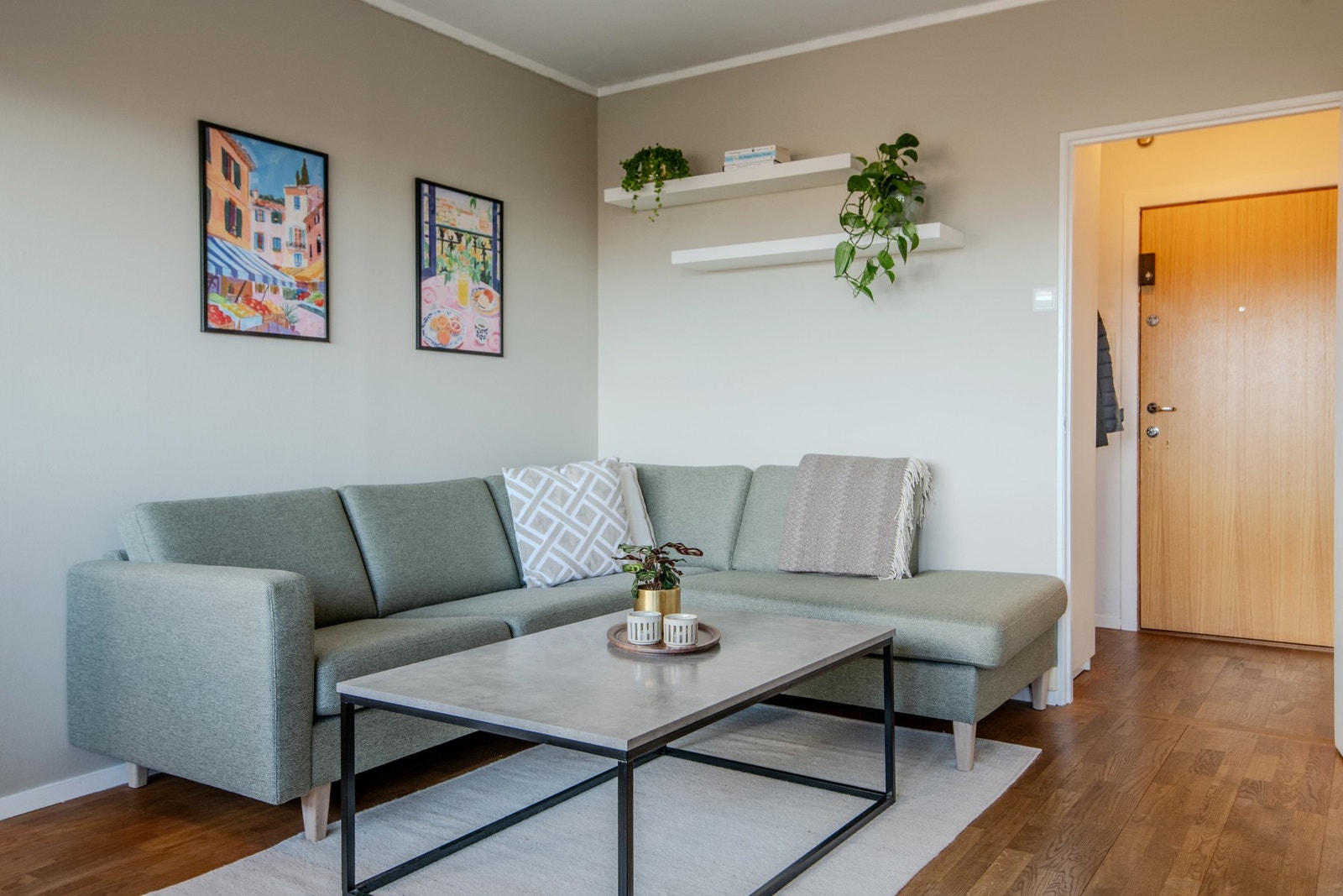 De lyse veggene og gulvene gir et tidløst og stilrent uttrykk, mens den gjennomtenkte planløsningen gir fleksible møbleringsmuligheter - enten du ønsker en avslappende lounge, en funksjonell arbeidskrok eller et stilfullt underholdningsområde. Galleribilde