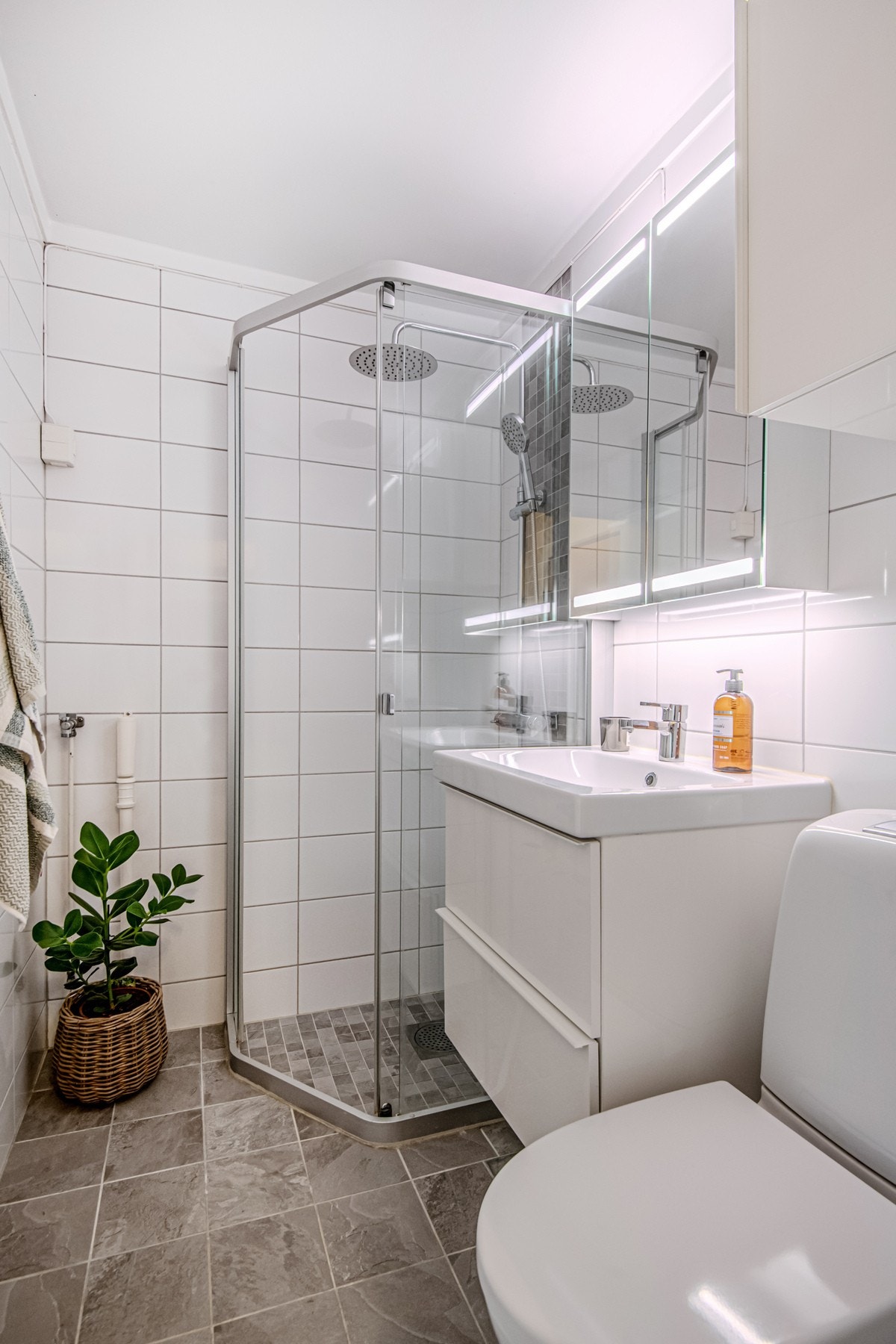 Badet er innredet med et vegghengt servantskap og speilskap. Galleribilde