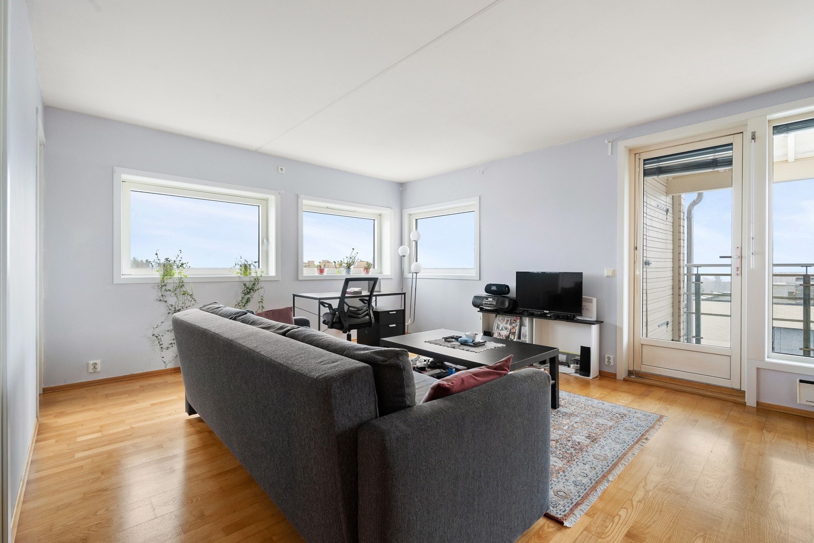 Stue og kjøkken i åpen løsning, med store vinduer og og fin utsikt. Galleribilde