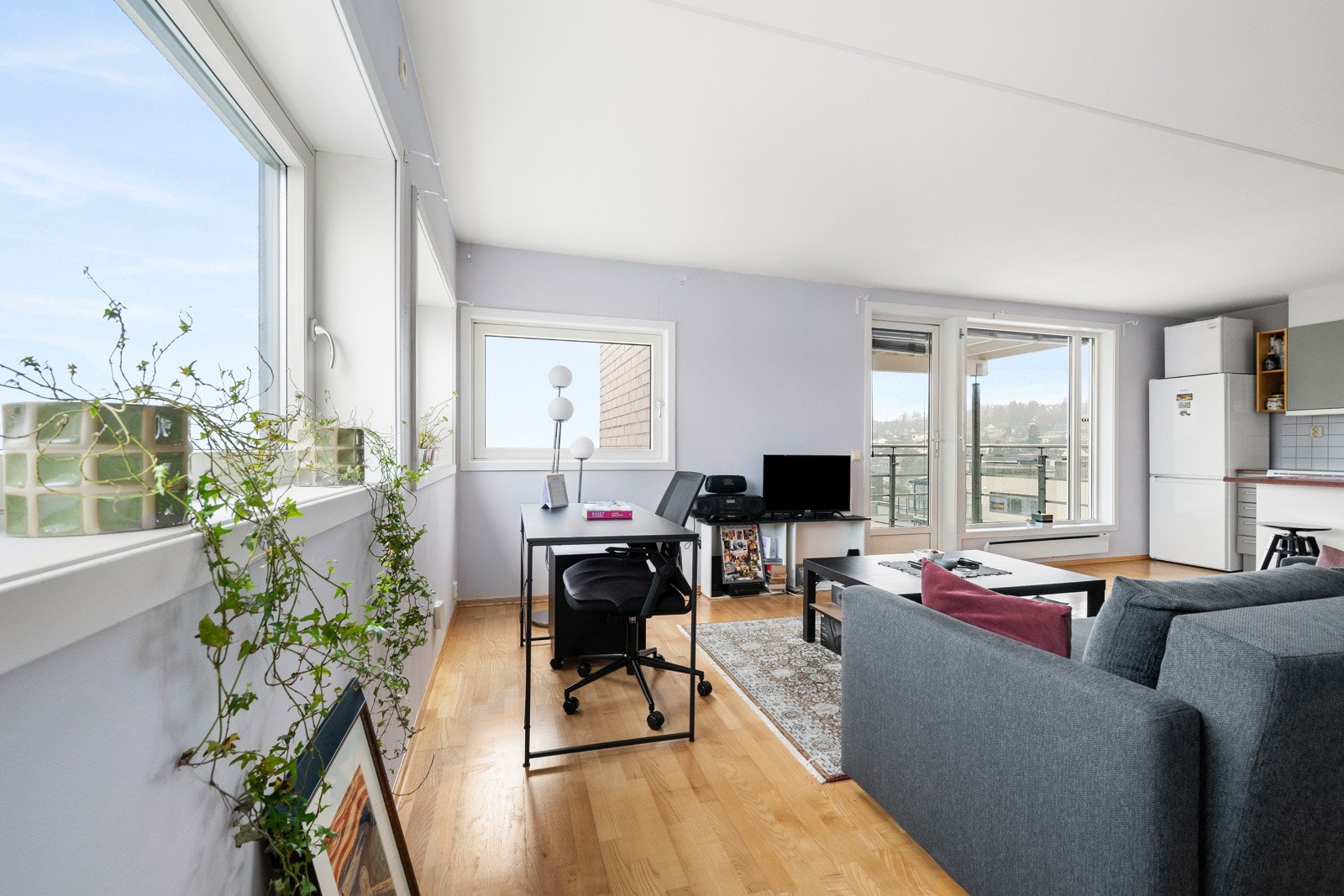 Leiligheten er lys og luftig med flott utsikt, og arealeffektiv planløsning fordelt på 46 kvm BRA-i. Galleribilde
