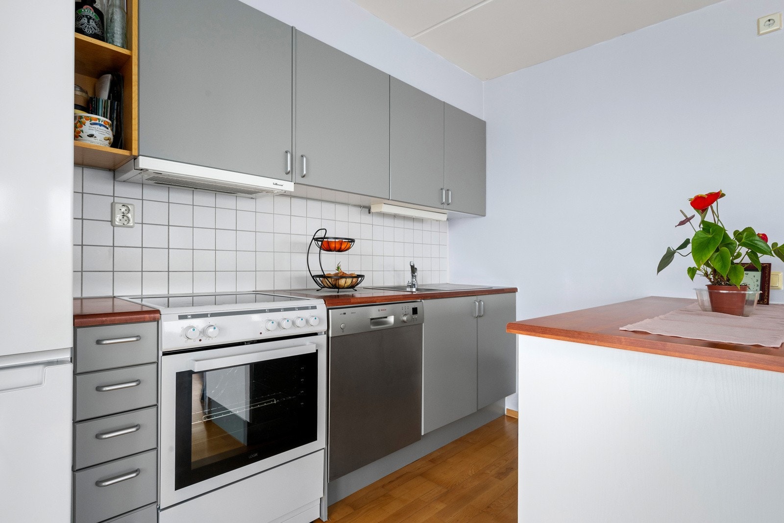 Kjøkkenet har slette fronter og laminat benkeplate, med plass til komfyr og oppvaskmaskin. Galleribilde
