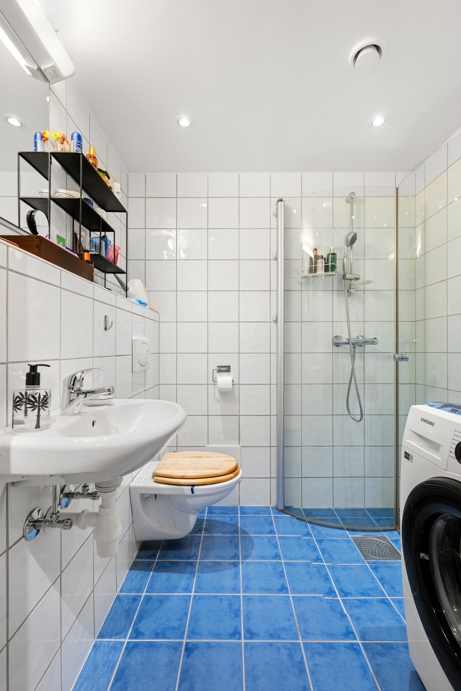 Flislagt bad med varmekabler, downlights og opplegg for vaskemaskin. Galleribilde