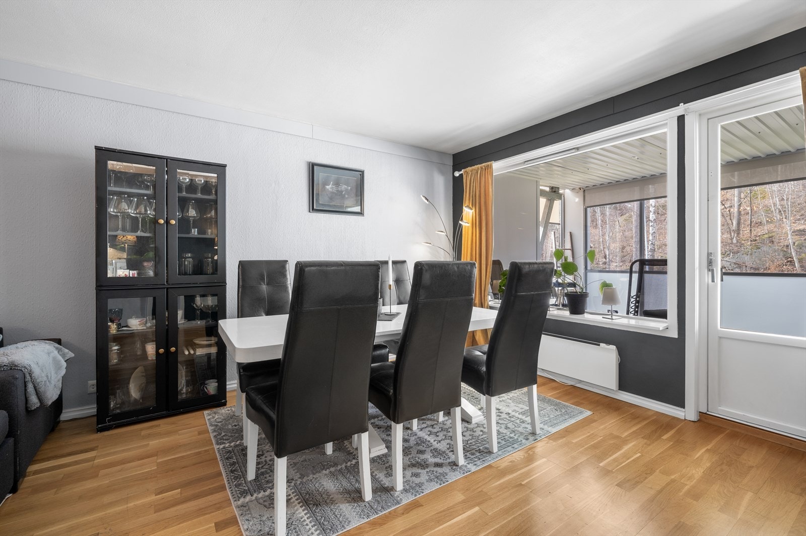 Stor stue / spisestue med utgang til innglasset terrasse Galleribilde