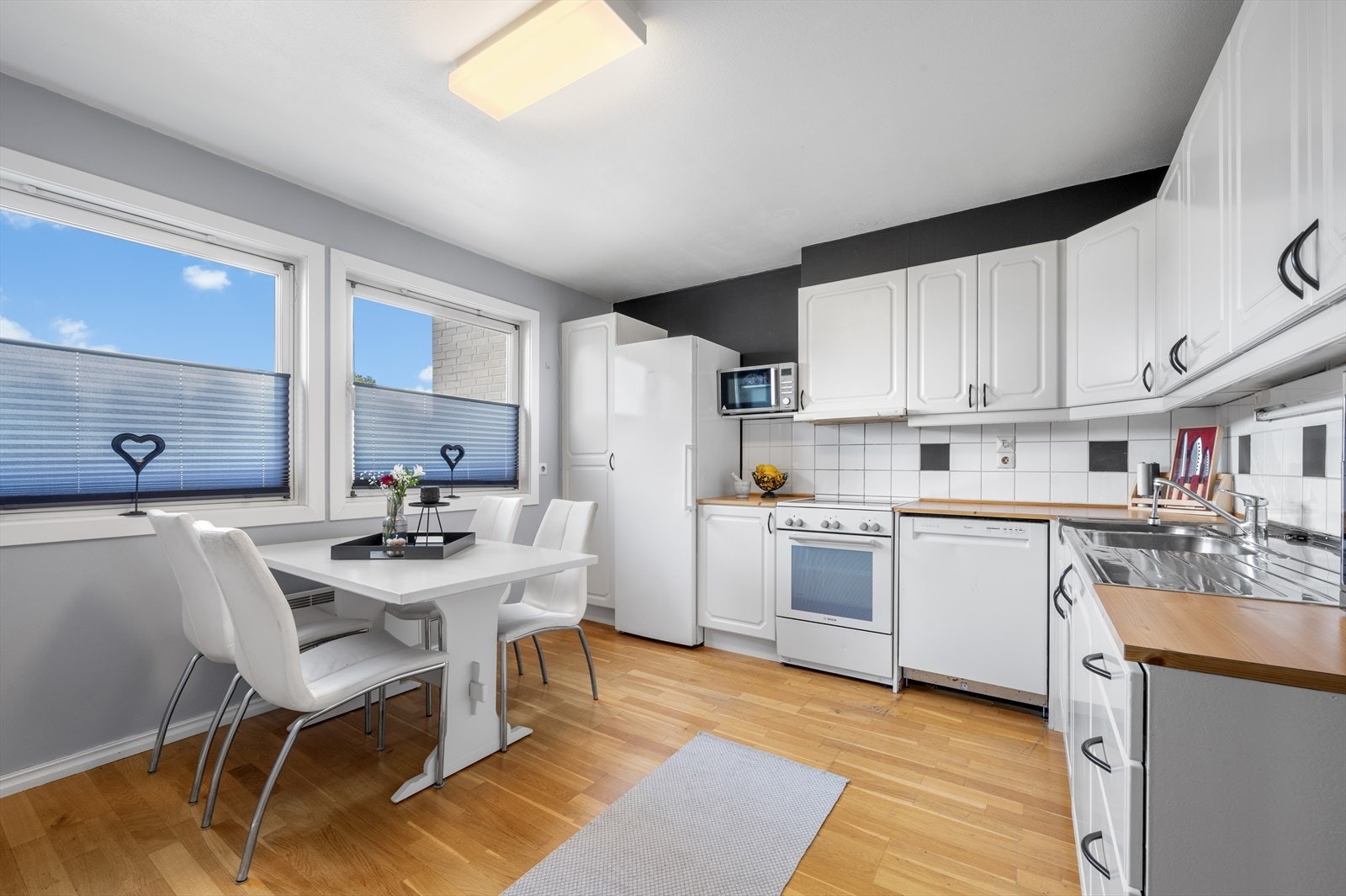 Romslig kjøkken med spiseplass Galleribilde