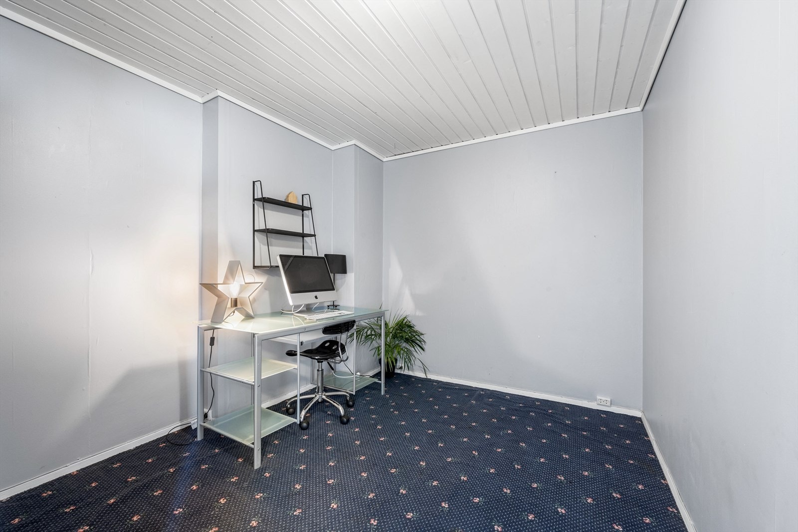 Stor innvendig bod - nåværende eier har benyttet denne både til lagring og kontor. Det er ikke vindu/rømningsvei i dette rommet. Galleribilde