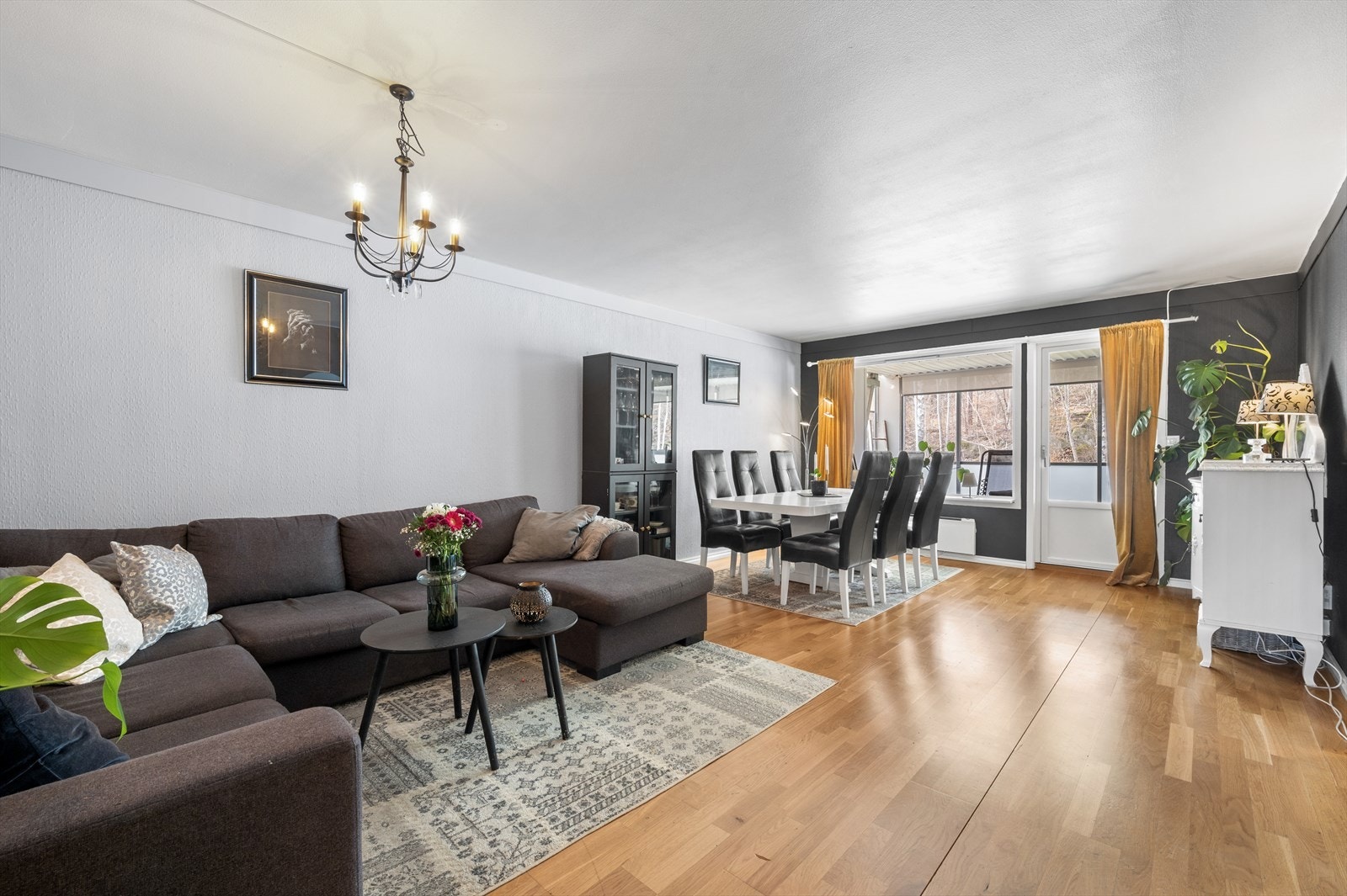 Stor stue / spisestue med utgang til innglasset terrasse Galleribilde