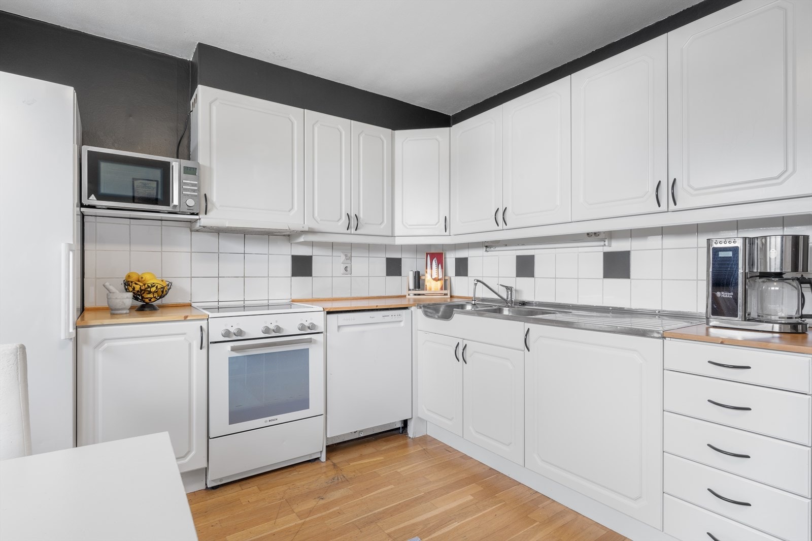 Romslig kjøkken med spiseplass Galleribilde