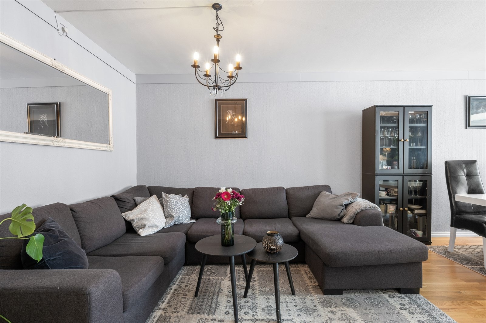 Stor stue / spisestue med utgang til innglasset terrasse Galleribilde