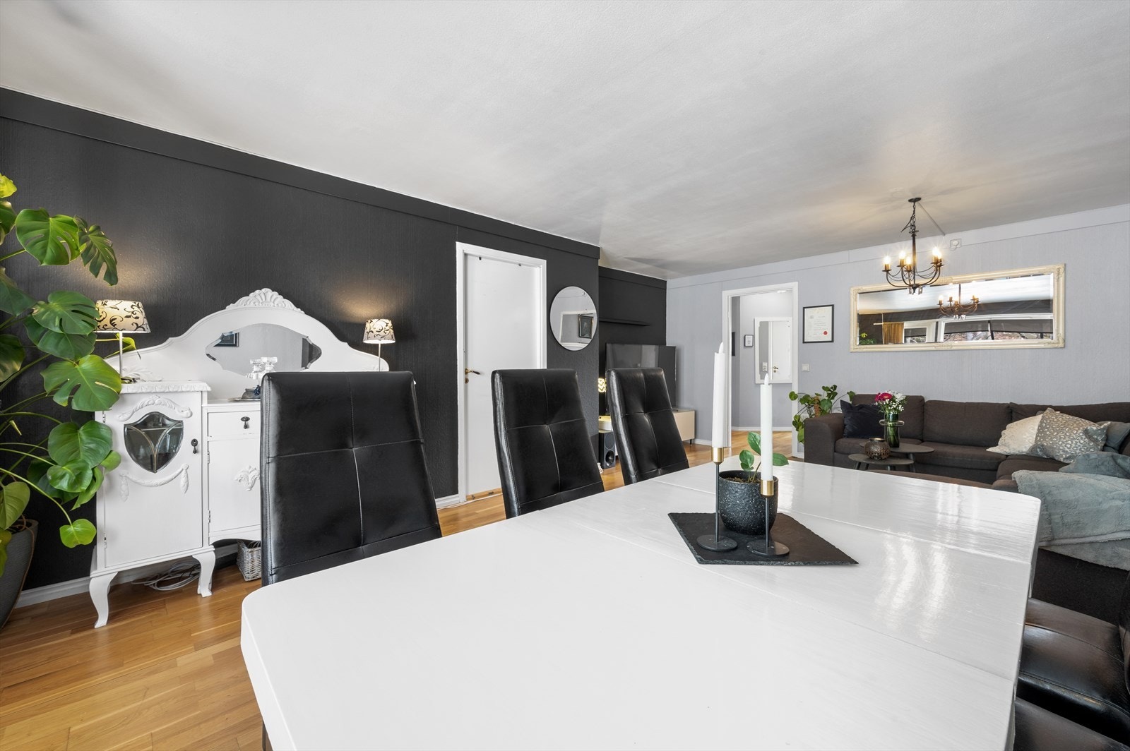 Stor stue / spisestue med utgang til innglasset terrasse Galleribilde