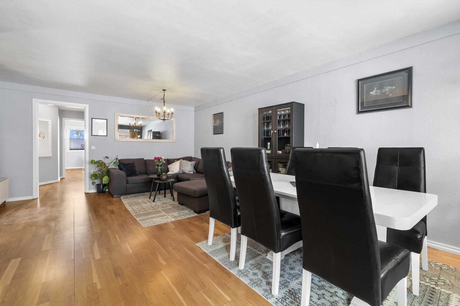 Stor stue / spisestue med utgang til innglasset terrasse Galleribilde