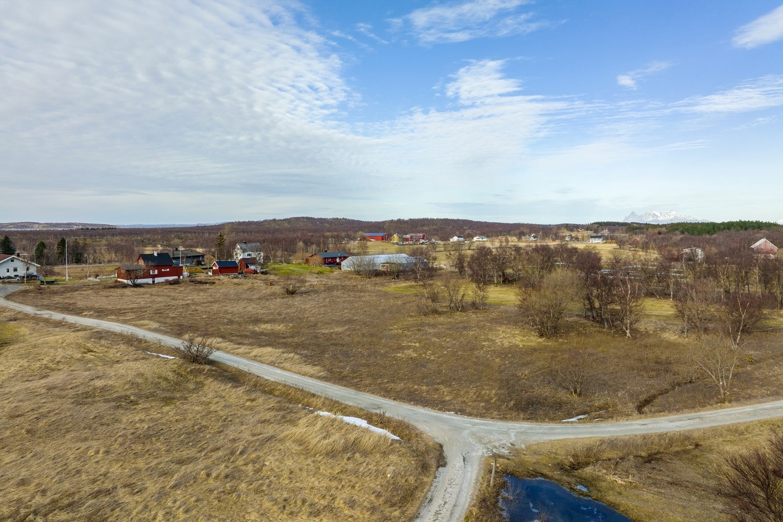 Ubebygget tomt med fredelig beliggenhet, omkranset av jordbrukseiendommer. Galleribilde