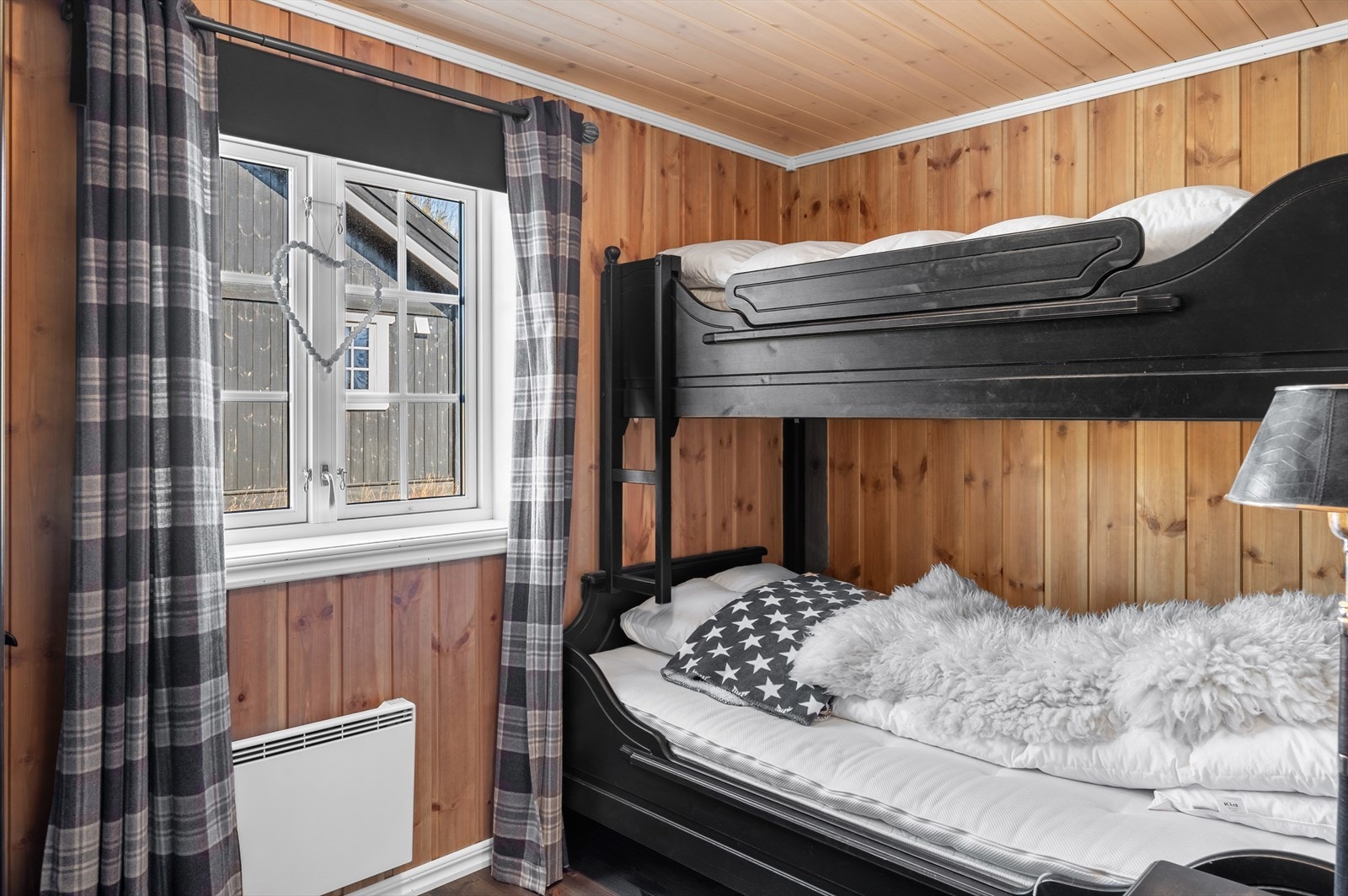 Soverom 2 med familiekøye og garderobeskap. Galleribilde