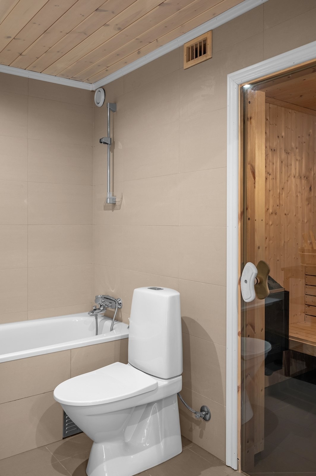 Hovedsoverommet har eget bad med badekar, toalett, badstue og stor dusjnisje. Galleribilde