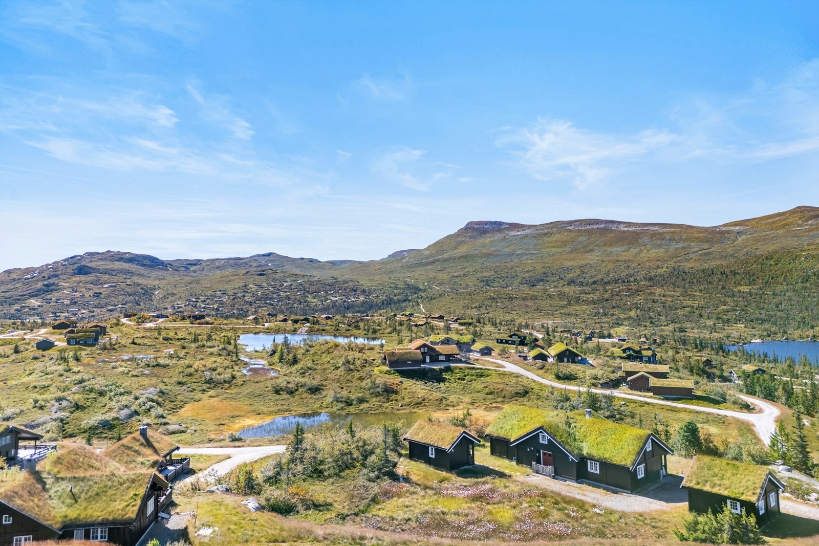 Eiendommen ligger på en stor (2560 m2) og nydelig tomt, 926 moh. Galleribilde
