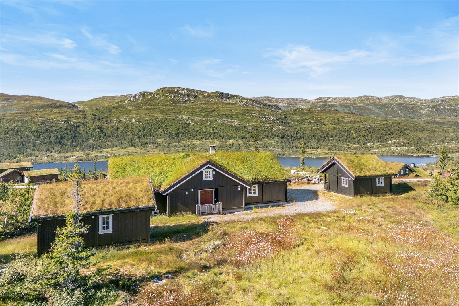 Velkommen til dette flotte hyttetunet bestående av fritidsbolig, anneks og garasje. Galleribilde