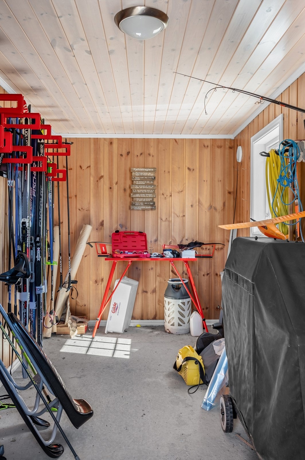 I garasjen er det i tillegg en isolert smørebod med god plass til sykler, ski og det som måtte være. Galleribilde