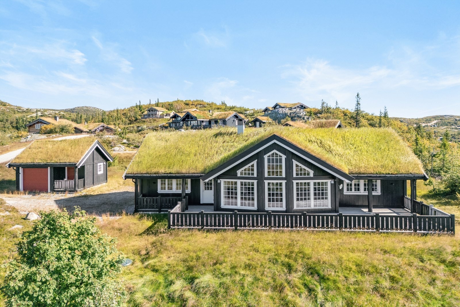 Hytta har et gulvareal på hele 236 m2, hvorav 88 m2 er på hemsen med lav takhøyde. Galleribilde