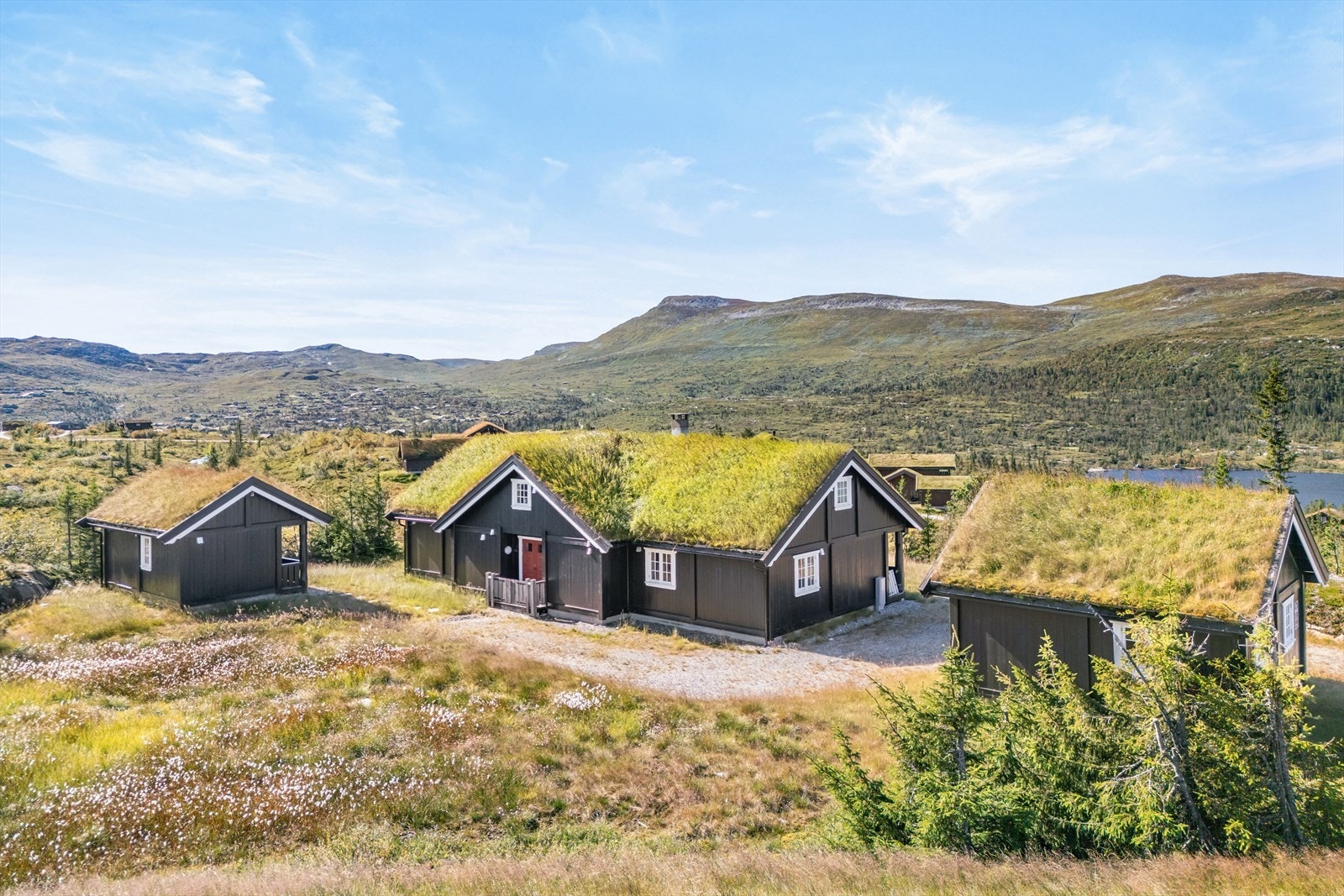 Eiendommen ligger fantastisk til med panoramautsikt mot Høgevarde og Fyrisjøen Galleribilde