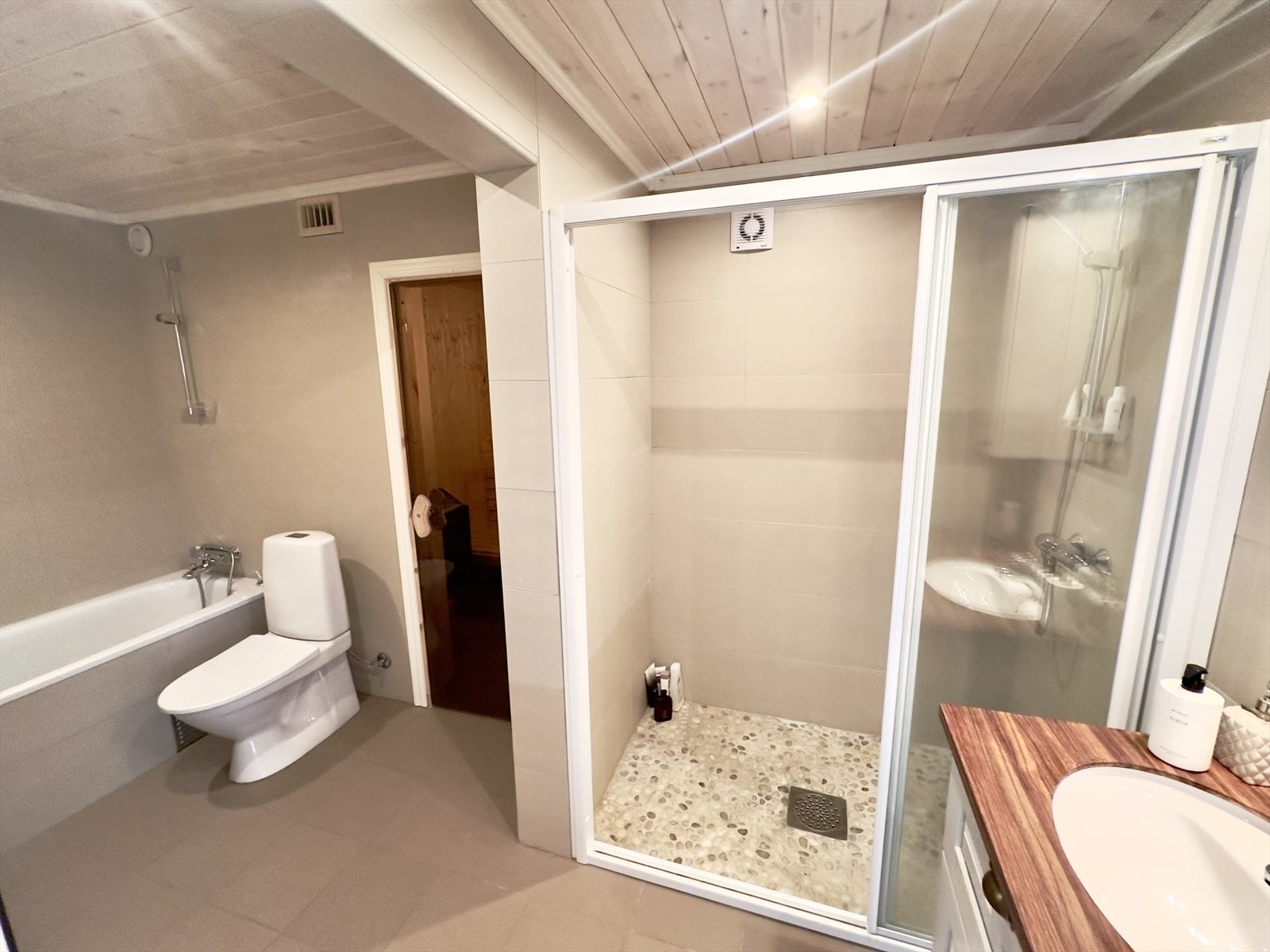 Stort bad i tilknytning til hovedsoverommet. Badet har både romslig dusjnisje, badekar og badstue. Galleribilde