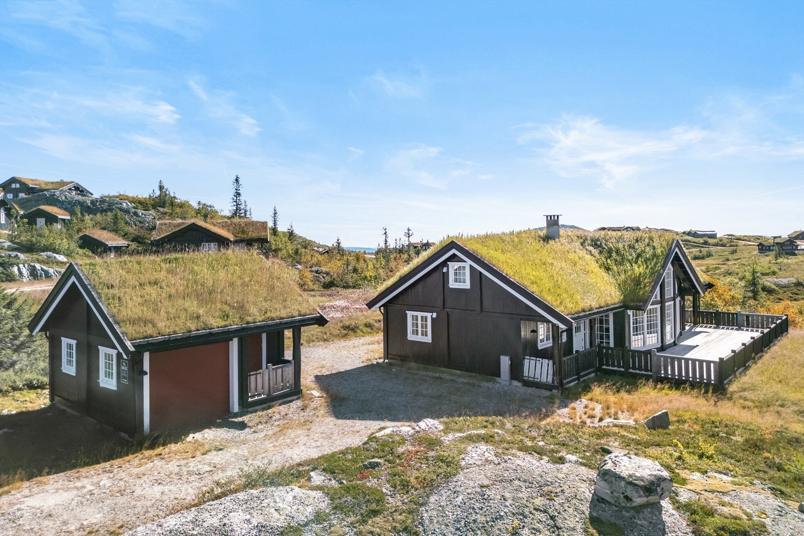 Det er god plass til parkering av flere biler inne på tunet, i tillegg til en plass i garasjen. Galleribilde