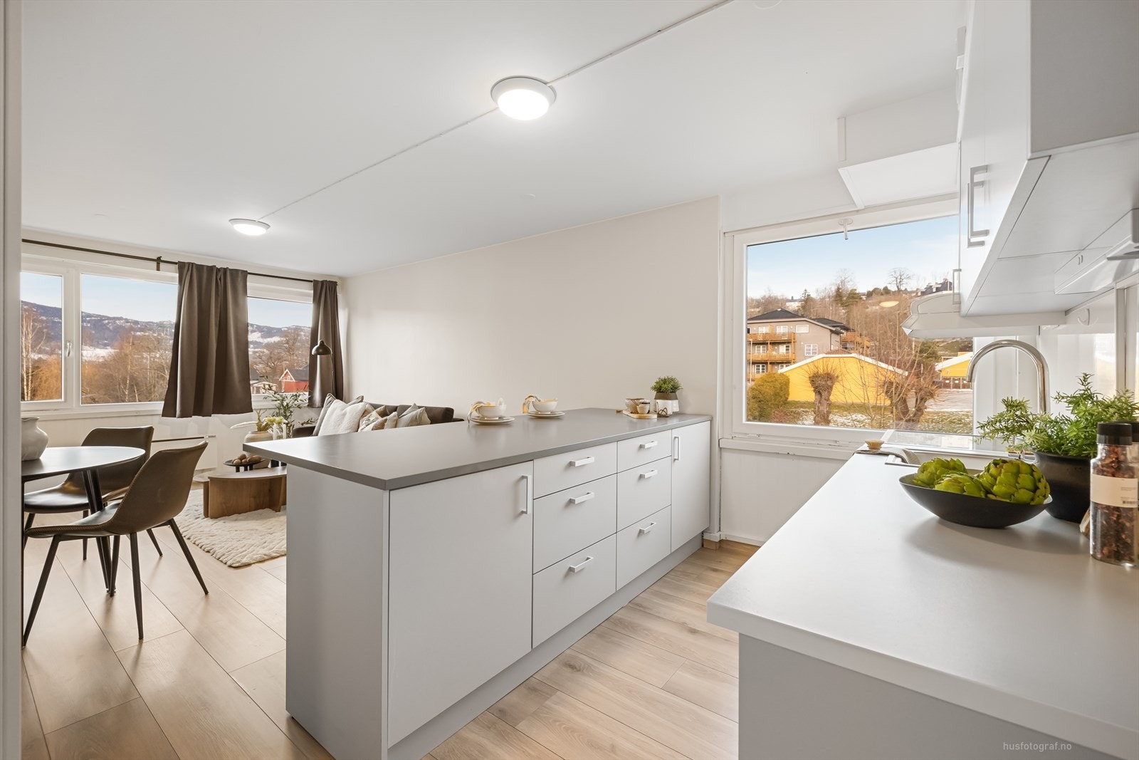 Kjøkkenøy med god plass til oppbevaring Galleribilde