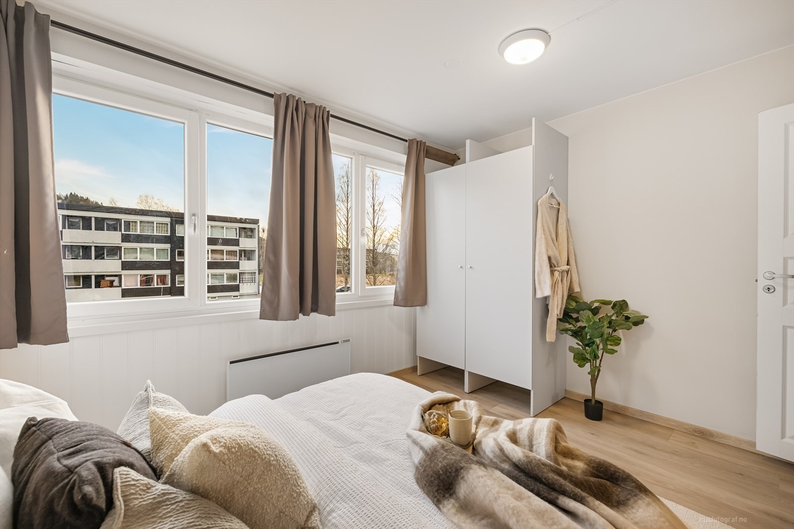 Soverom med plass til store skap Galleribilde