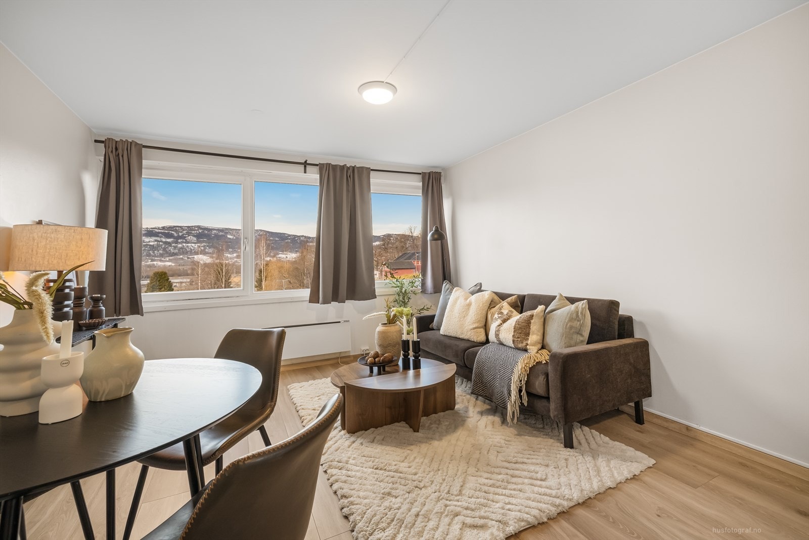 Lys og åpen stue med flott utsikt Galleribilde