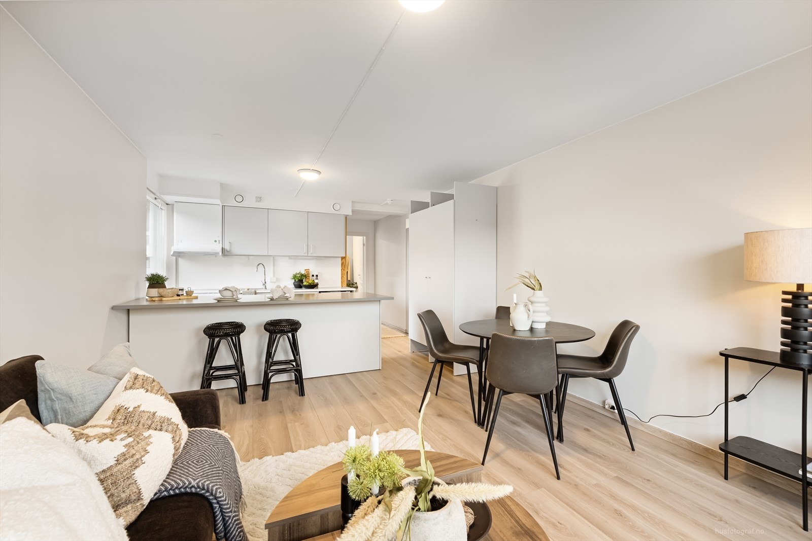 Åpent kjøkken mot stue Galleribilde