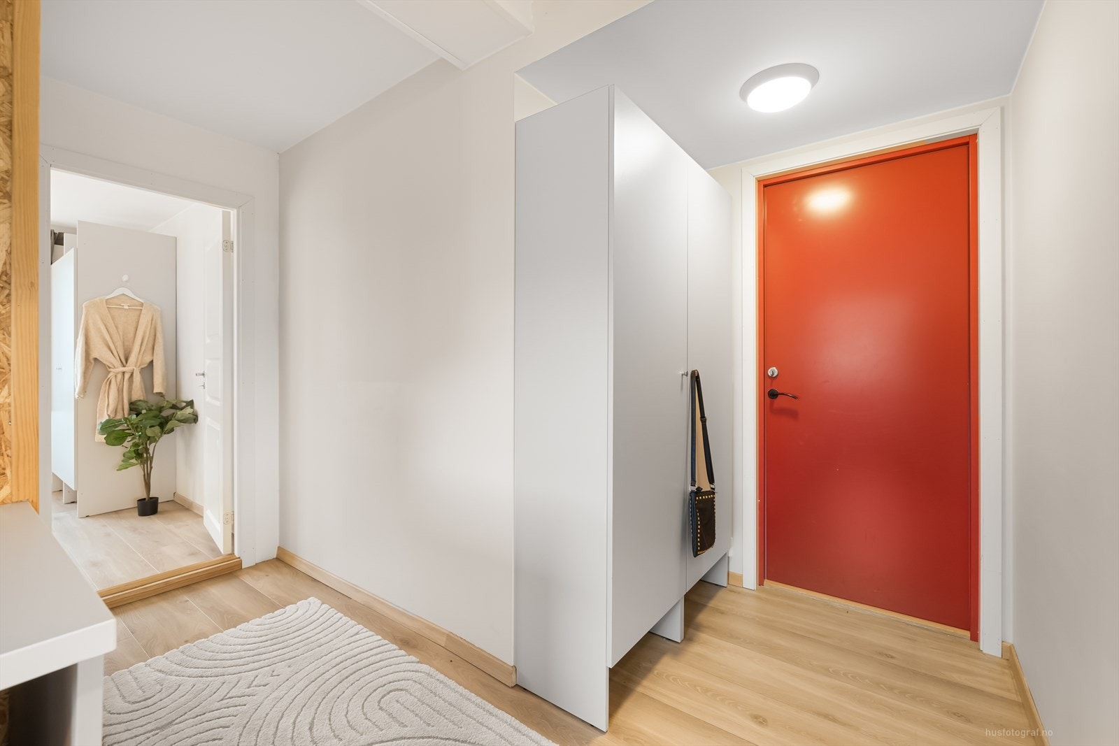 Gang med plass til klesoppbevaring Galleribilde